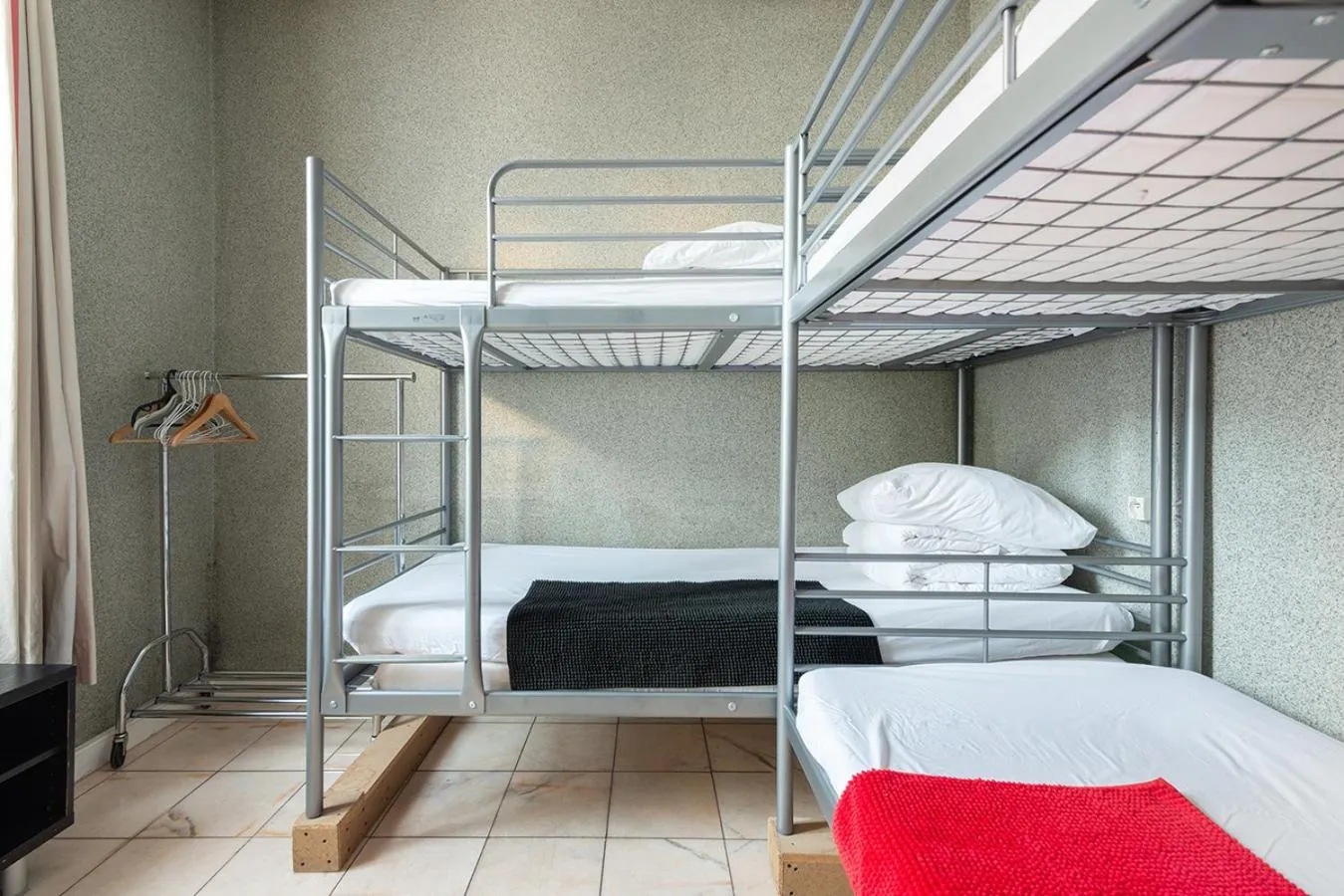 bunk bed in Cameleon Paris Guesthouse