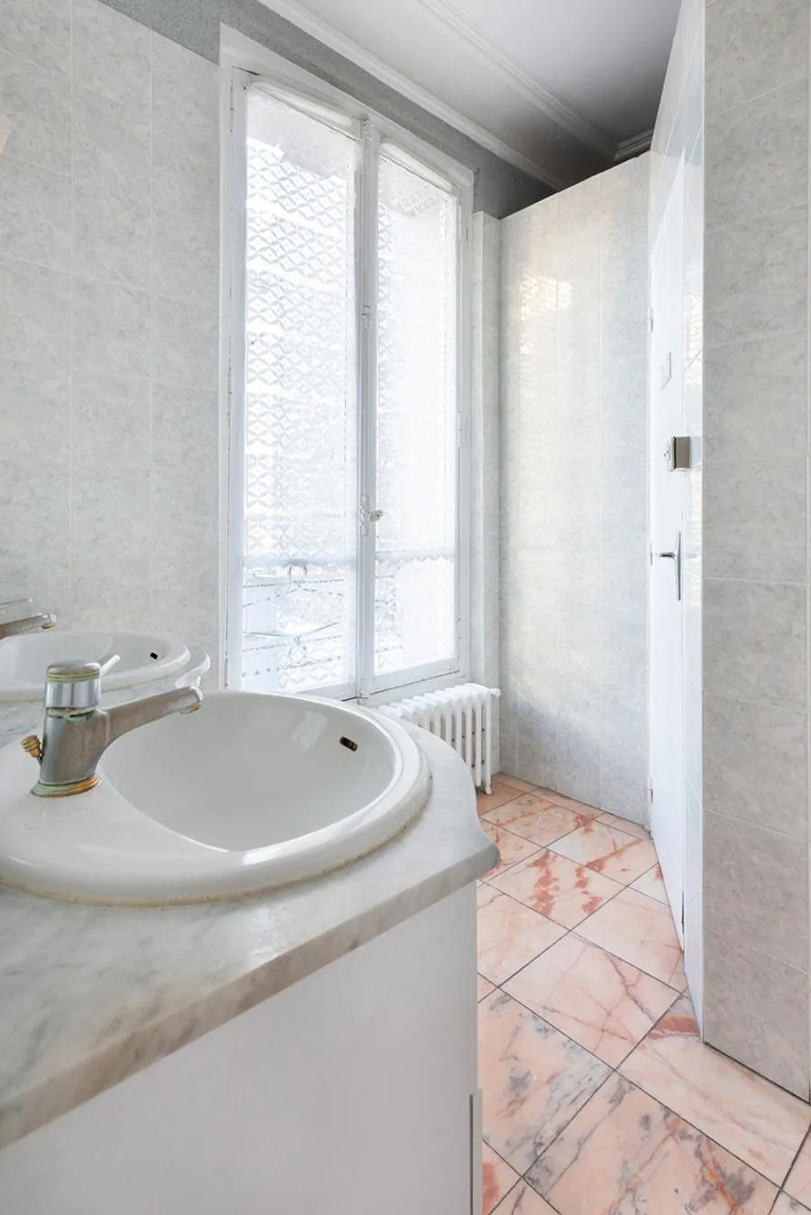 Bathroom in Cameleon Paris Guesthouse