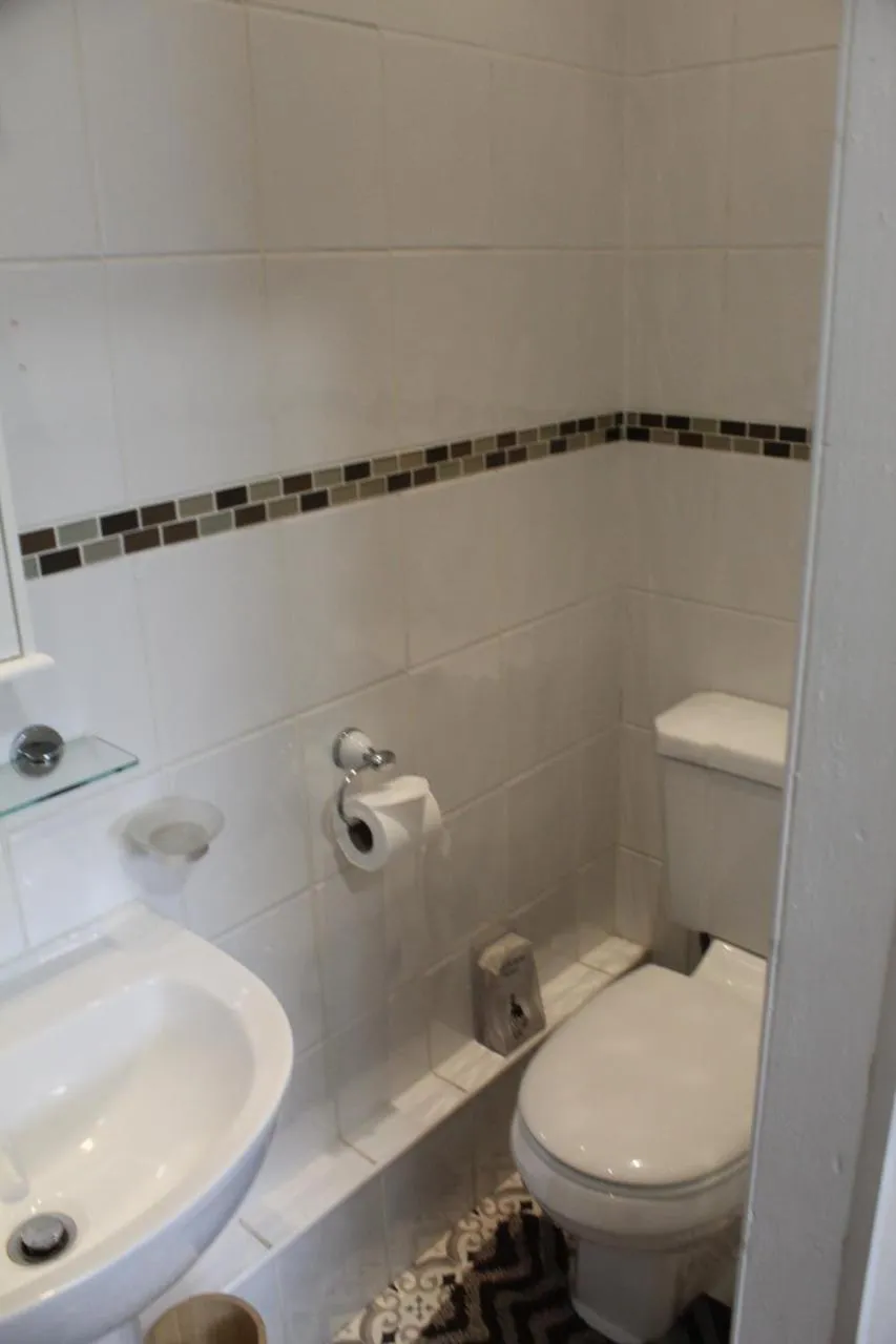 Toilet in Oakwell Guest House