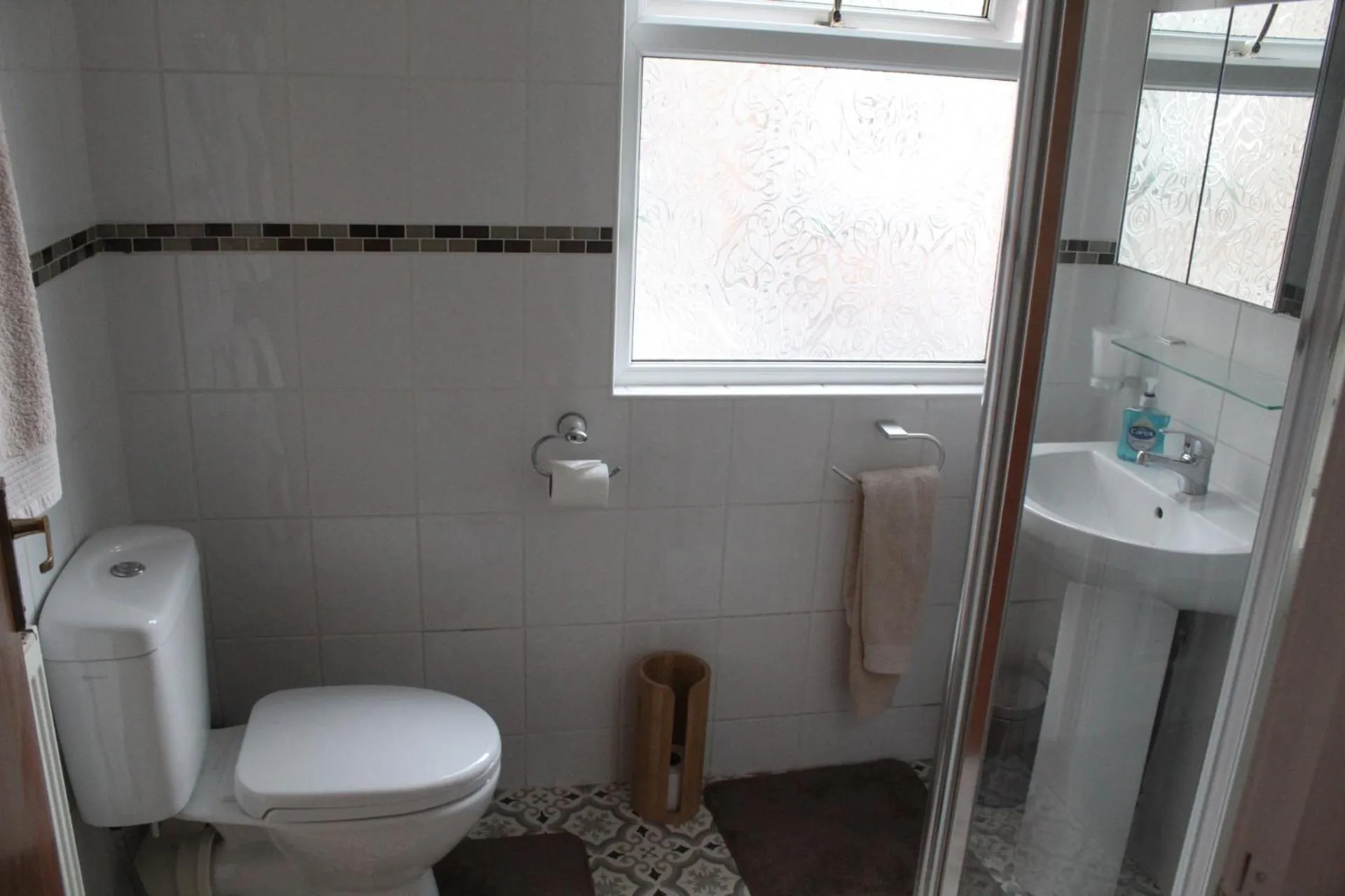 Shower in Oakwell Guest House