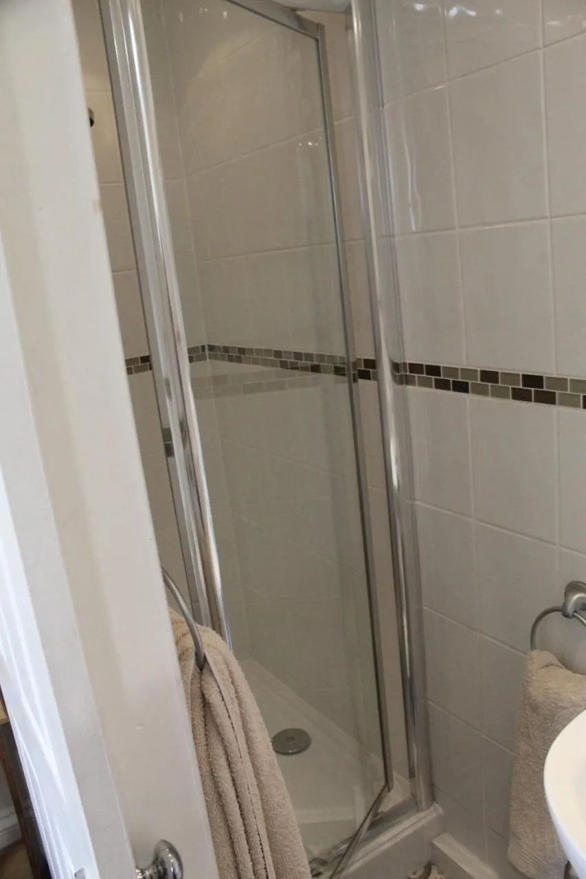 Shower in Oakwell Guest House