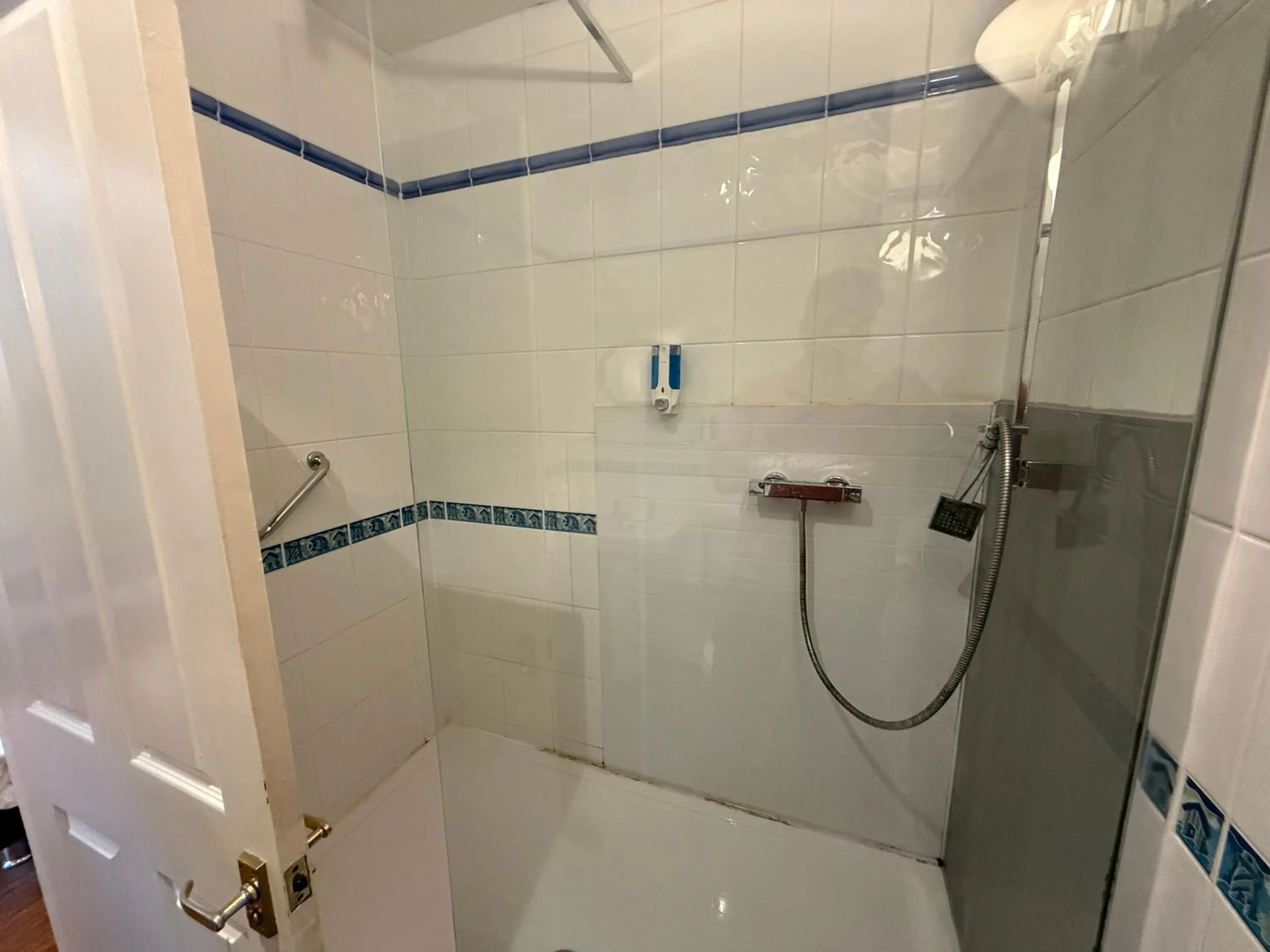 Bathroom in Charles Cotton Hotel