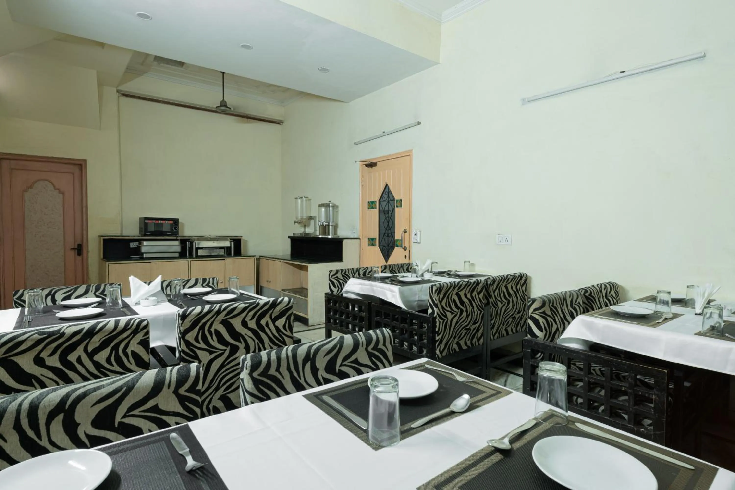 Restaurant/places to eat in Hotel Sunstar Residency