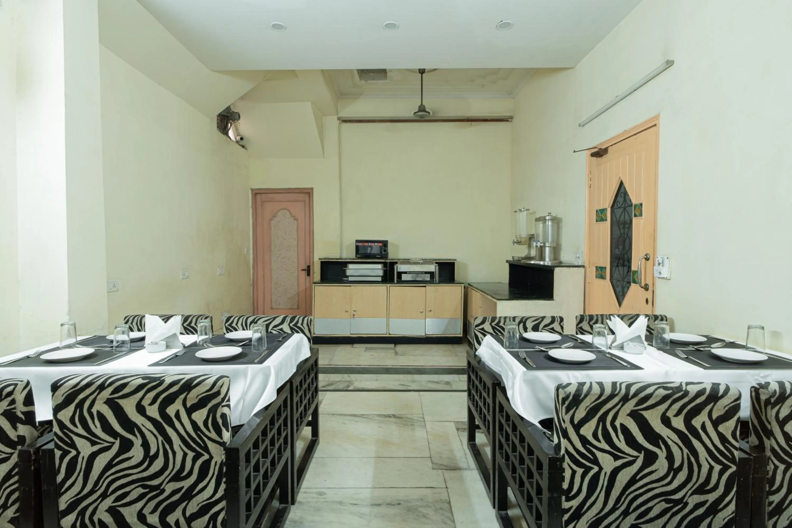 Restaurant/places to eat in Hotel Sunstar Residency