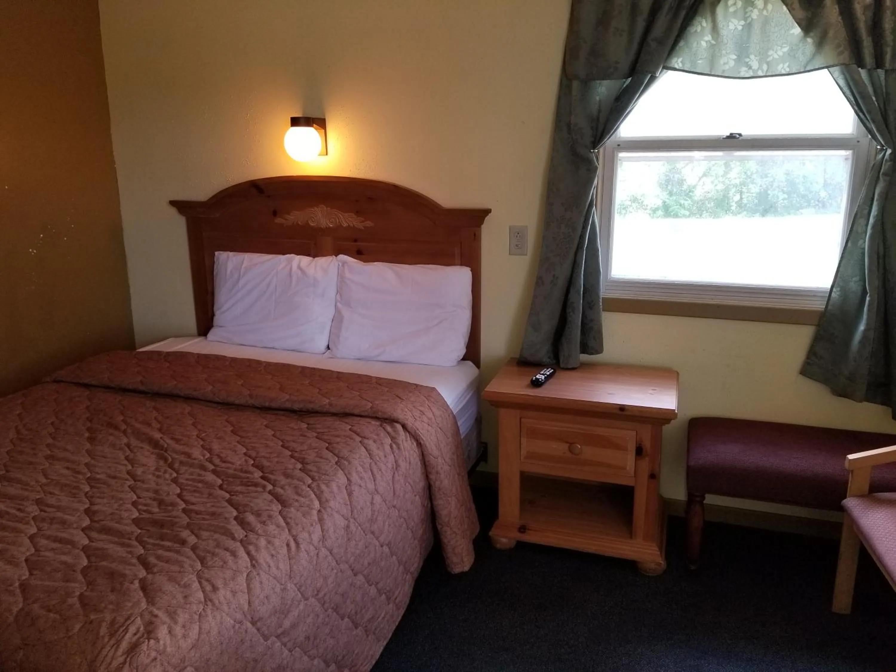 Bed in Rodeway Inn La Crosse