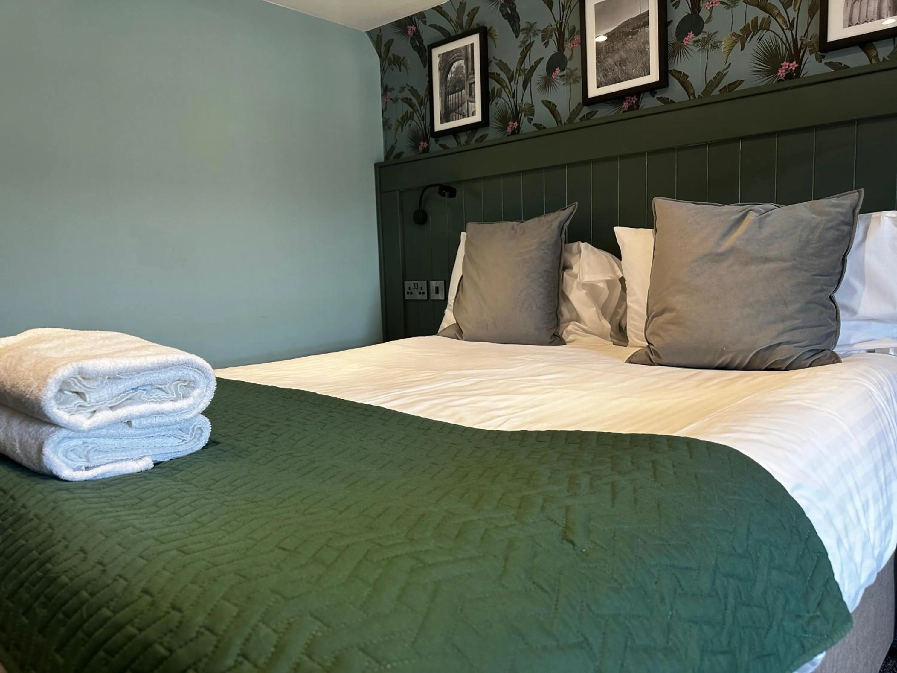 Bed in The Golden Fleece Inn