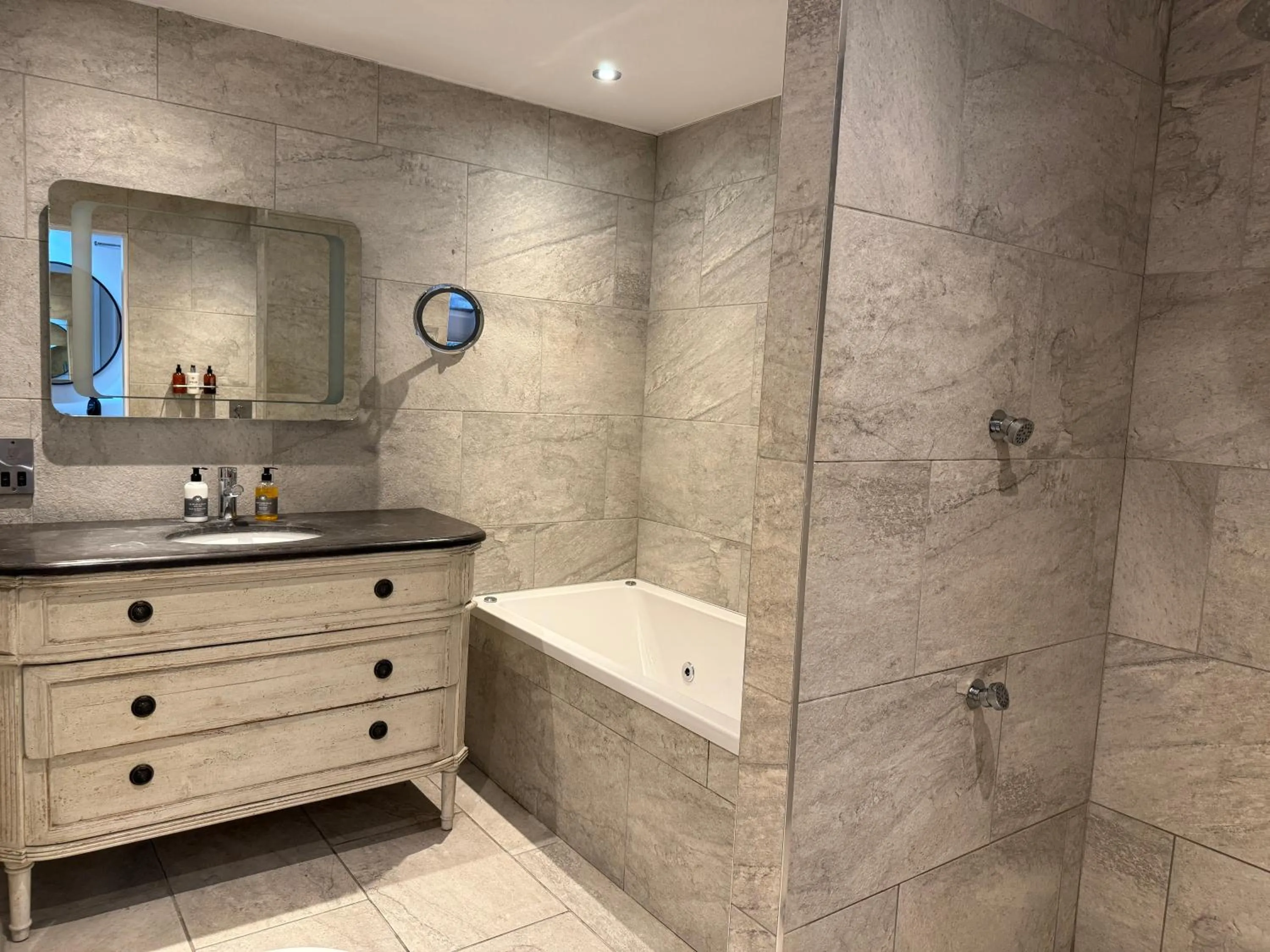 Bathroom in The Golden Fleece Inn