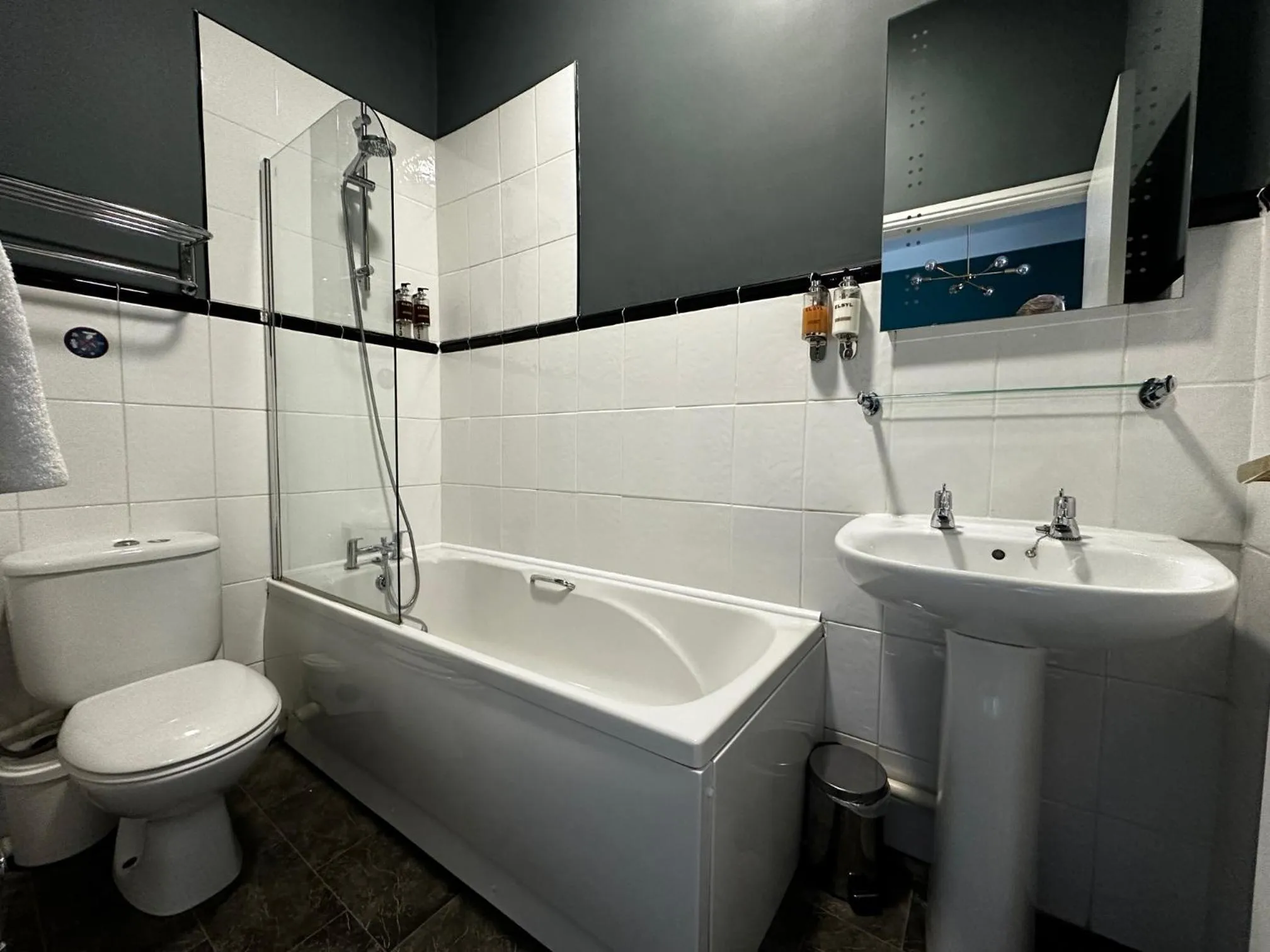 Shower in The Golden Fleece Inn