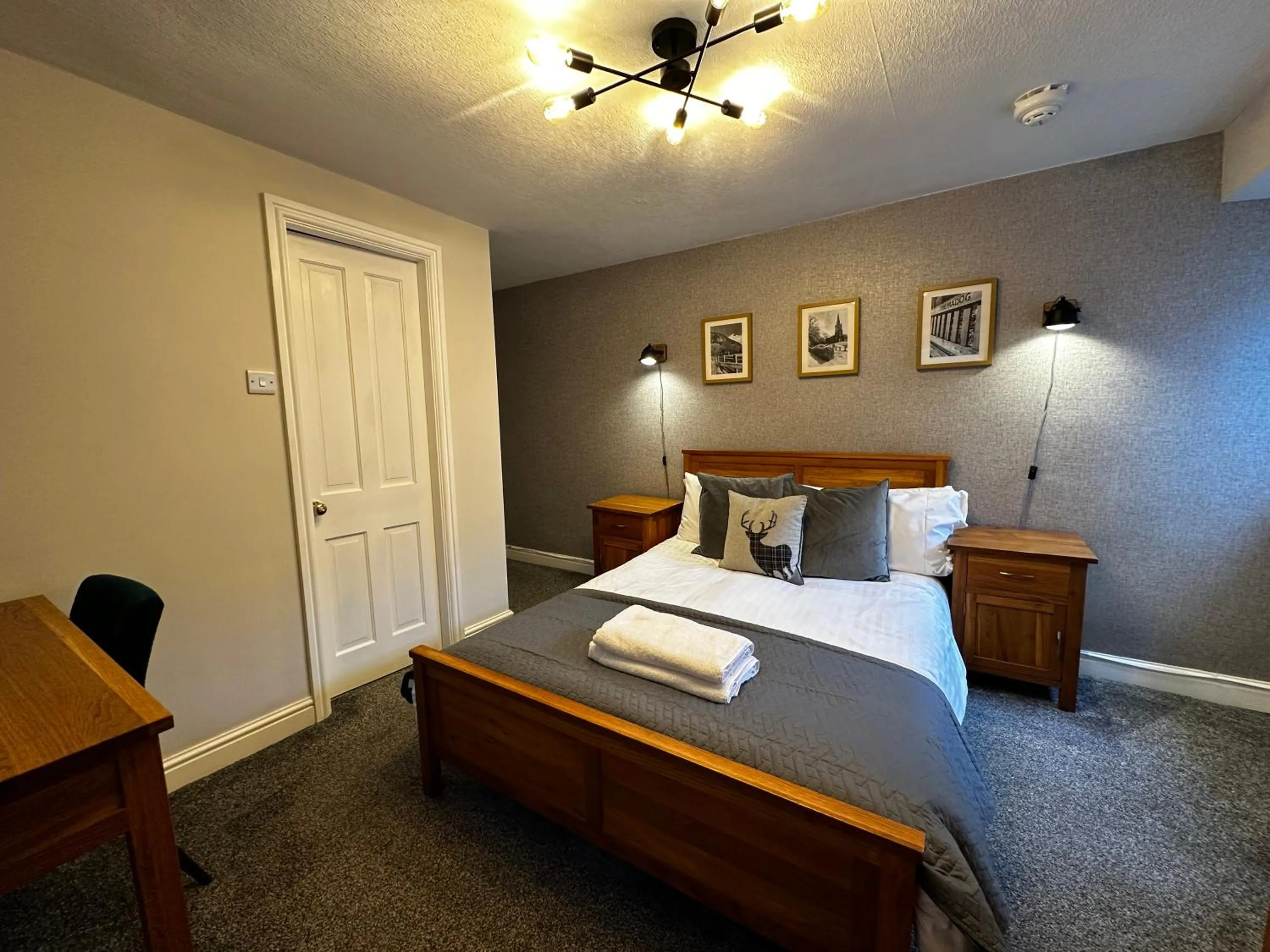 Bed in The Golden Fleece Inn