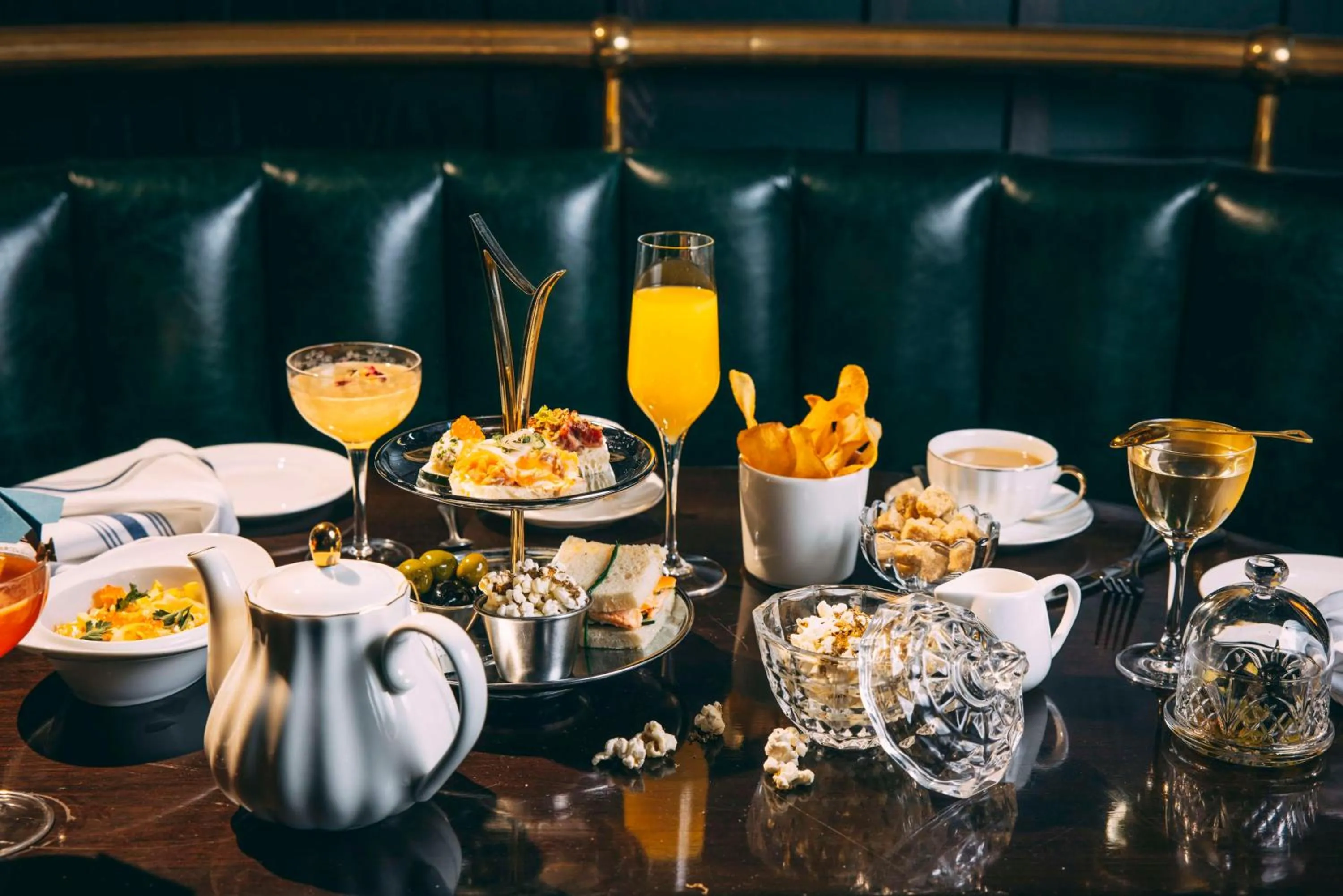 Dining area in Graduate by Hilton Evanston