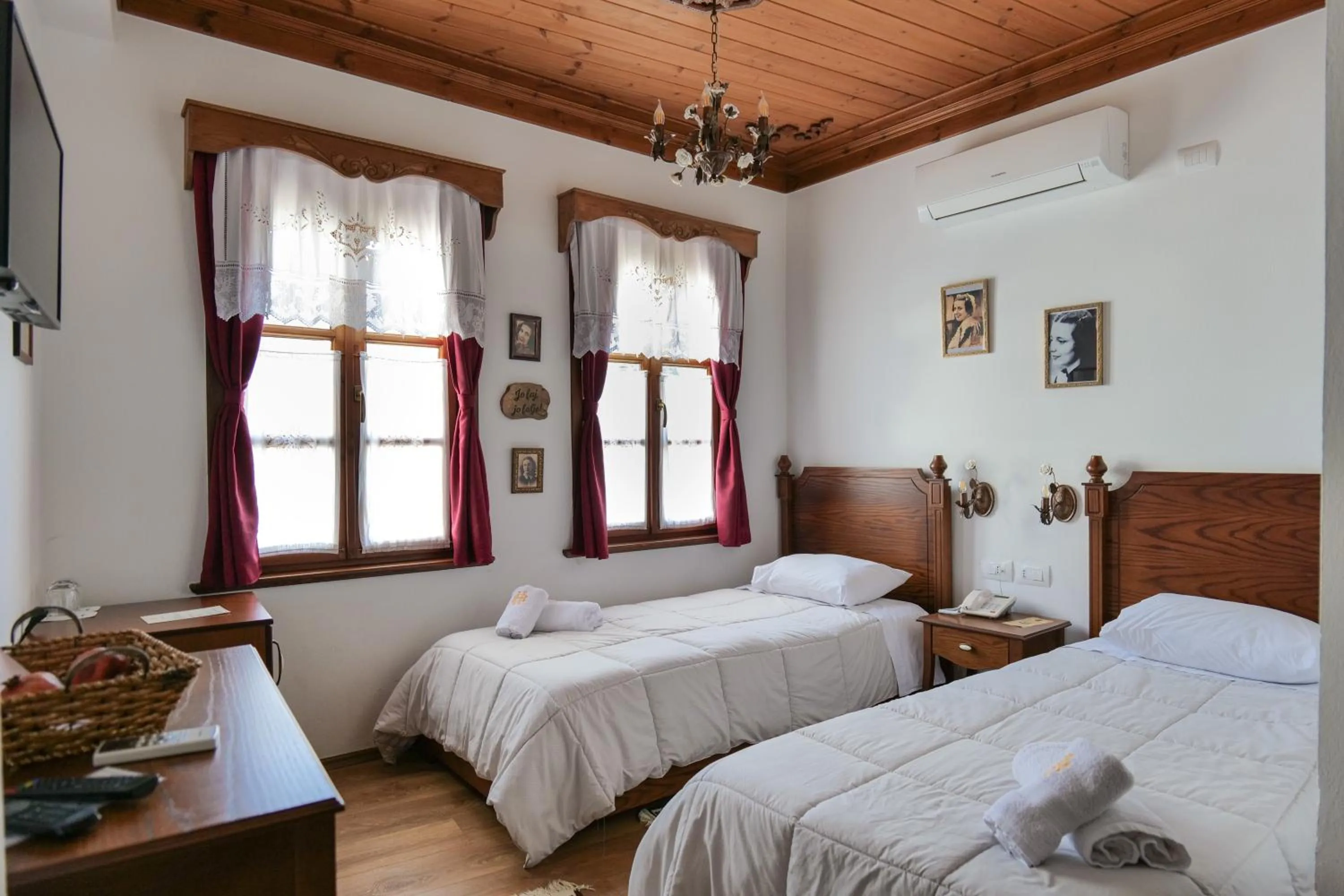 Photo of the whole room in Hotel Bineri