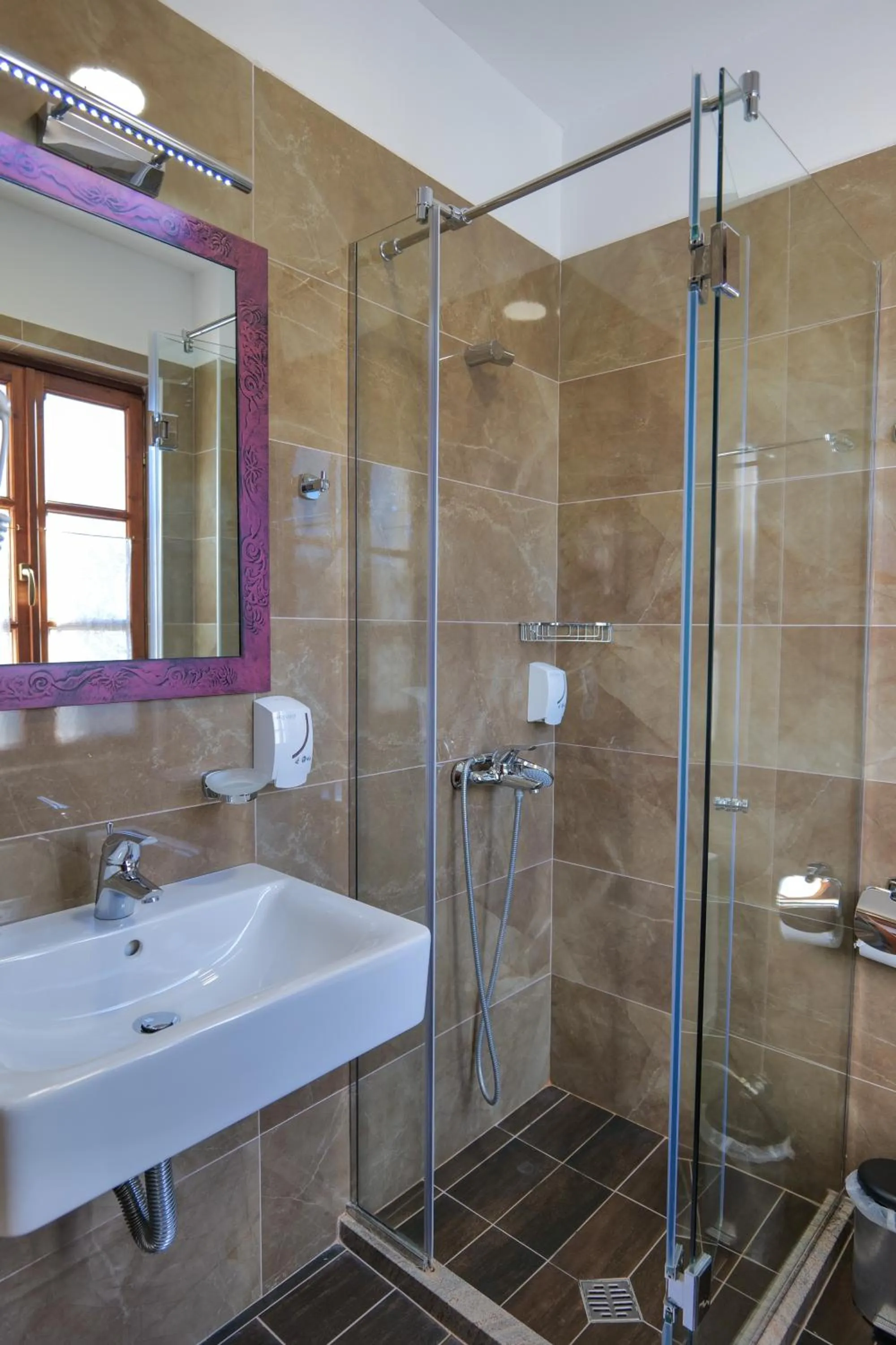 Shower in Hotel Bineri