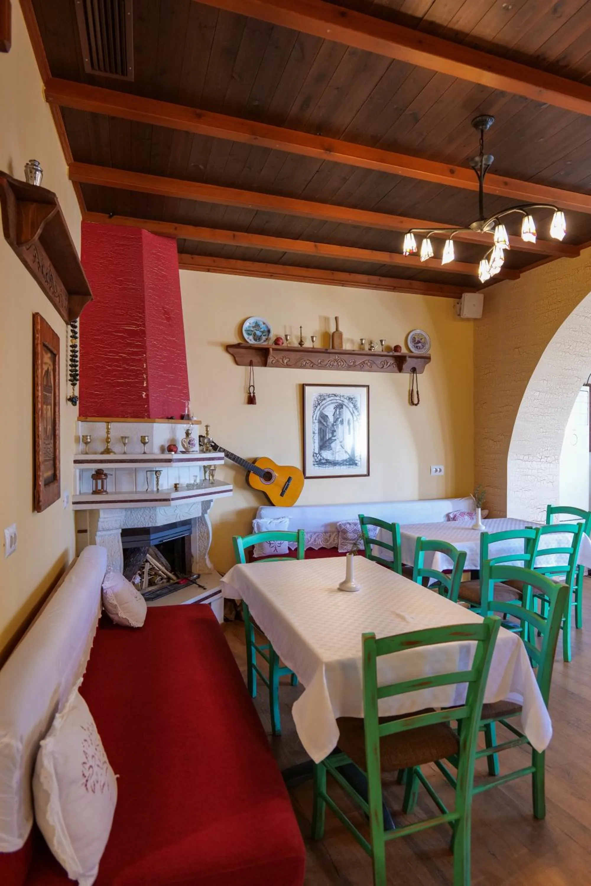 Restaurant/places to eat in Hotel Bineri