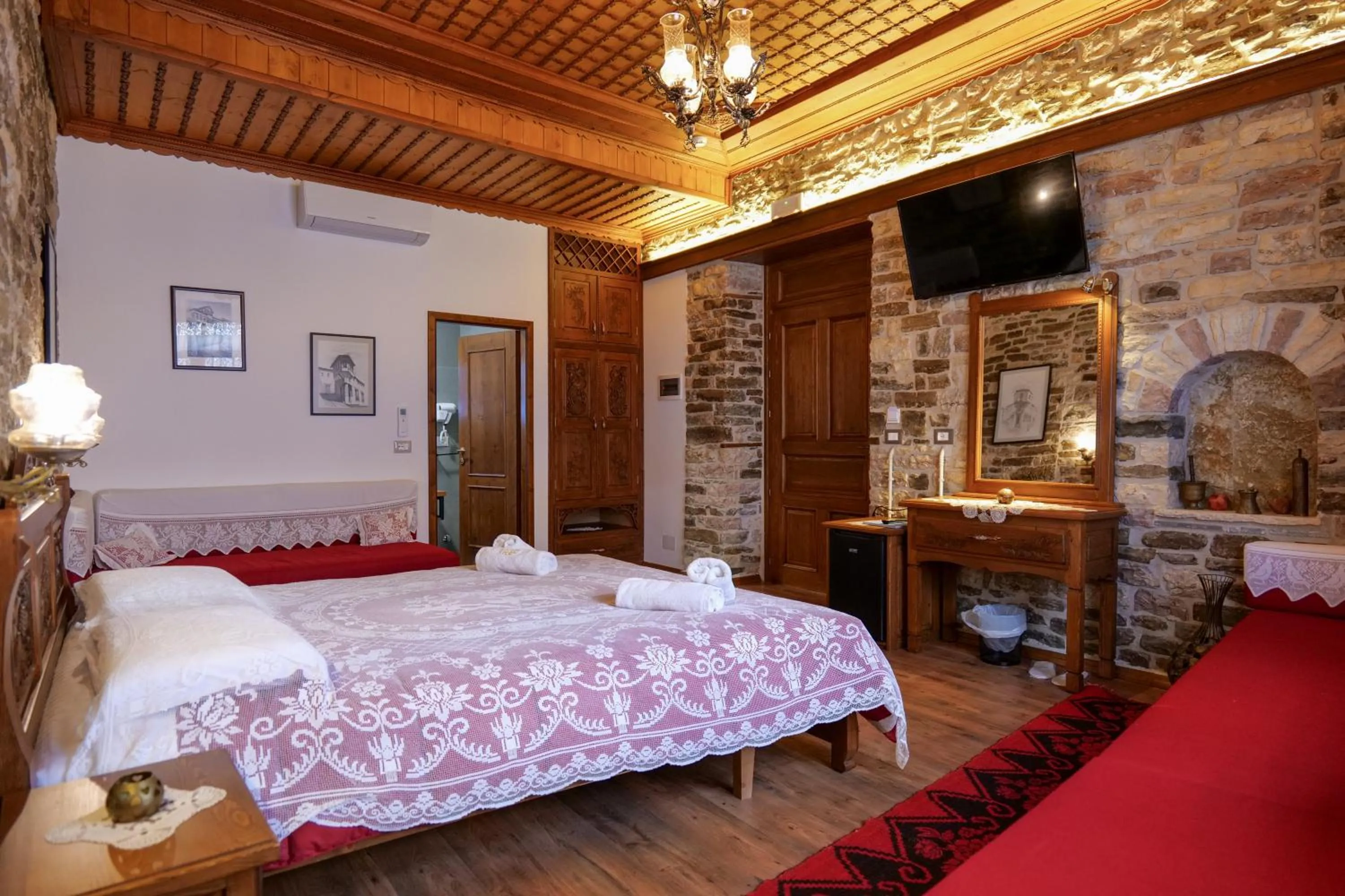 Communal lounge/ TV room in Hotel Bineri