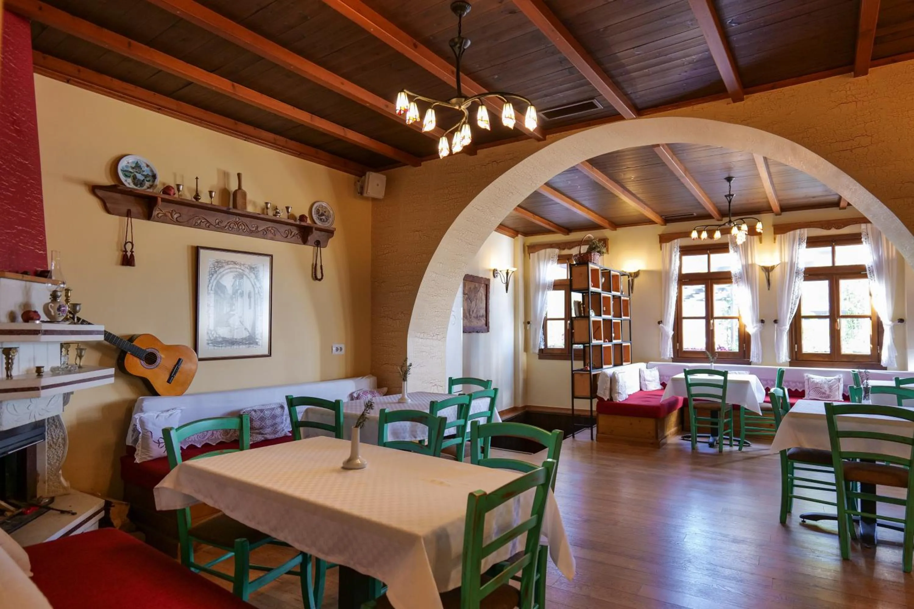 Restaurant/places to eat in Hotel Bineri