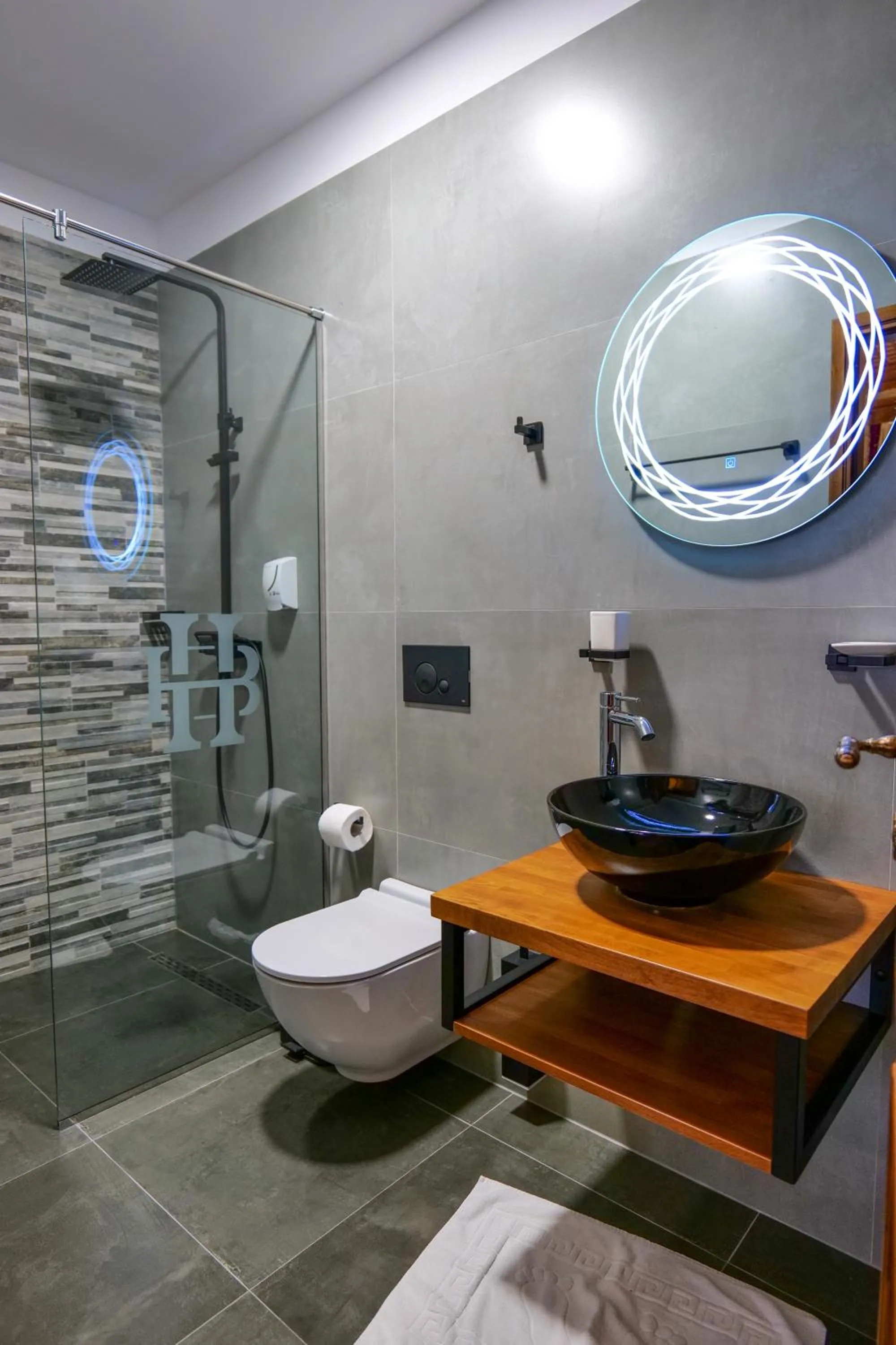 Shower in Hotel Bineri