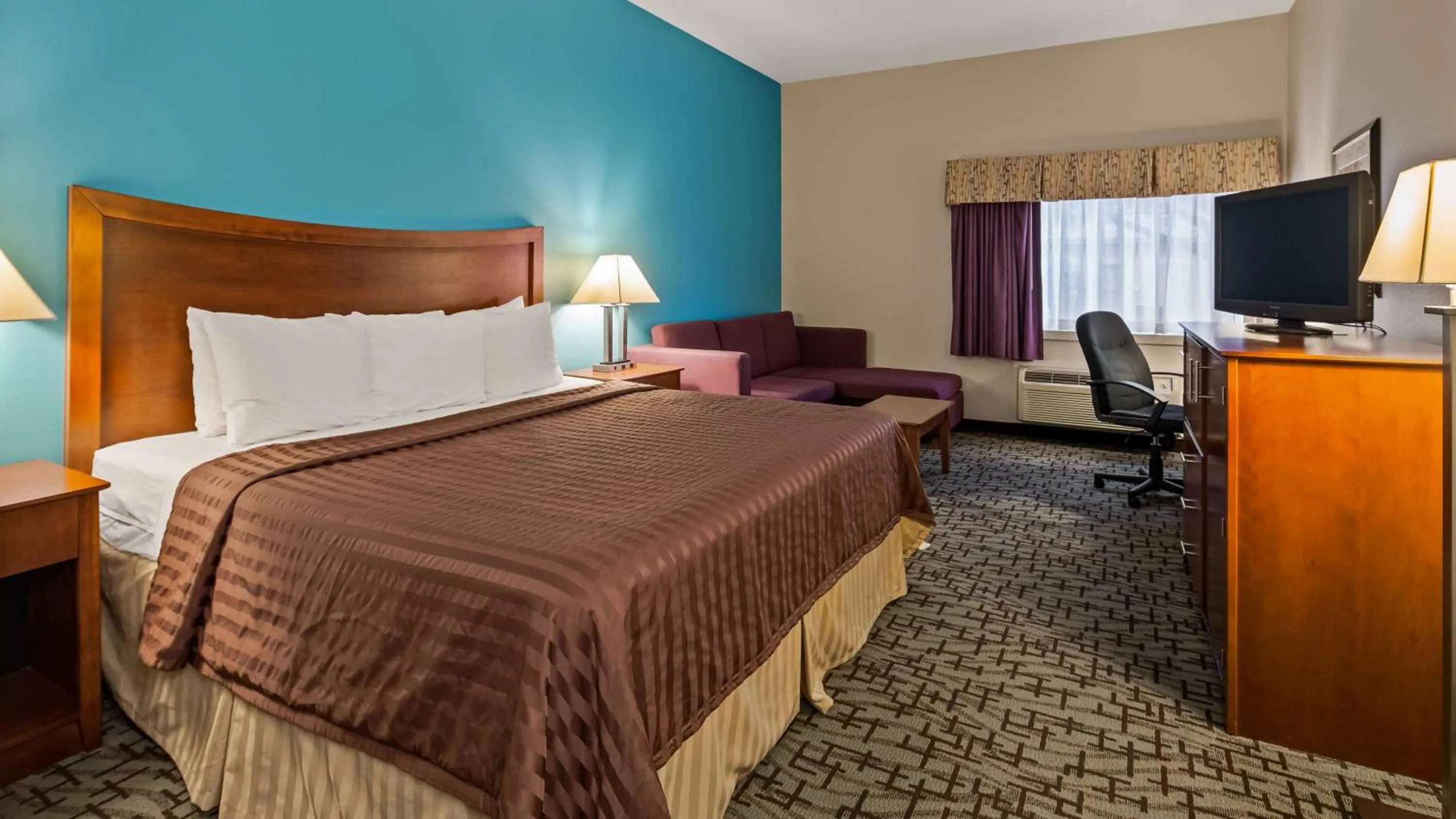 Queen Suite in Best Western Chambersburg