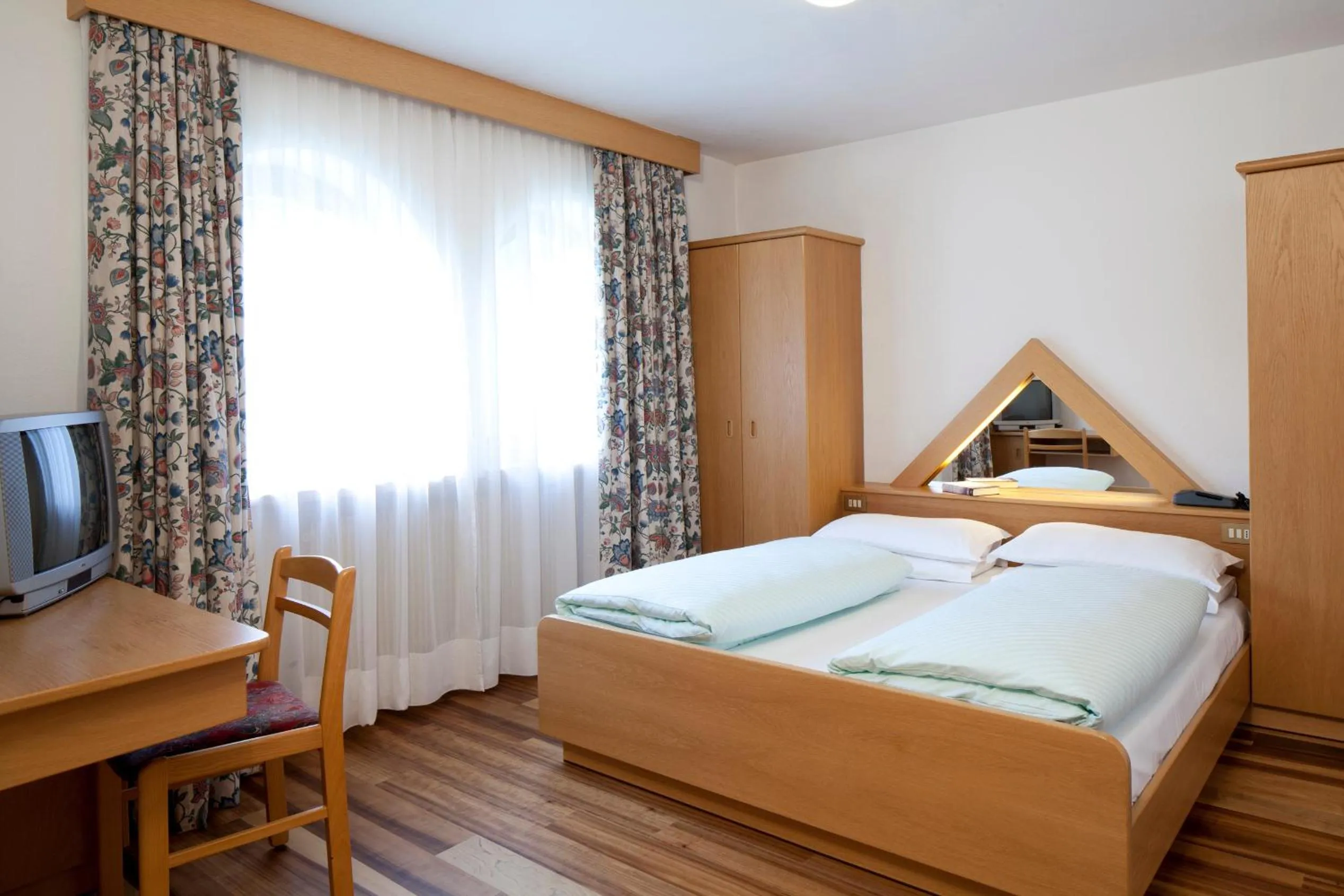 Photo of the whole room, Bed in Ciasa Roby