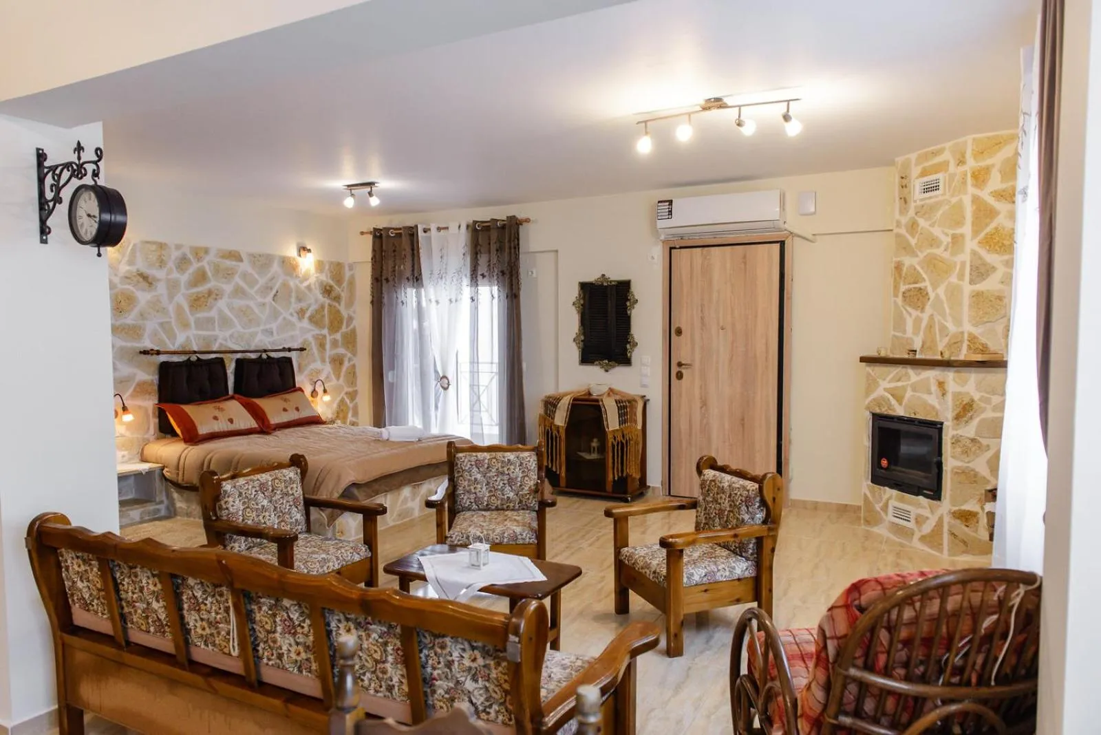 Photo of the whole room in Artemissoula near airport