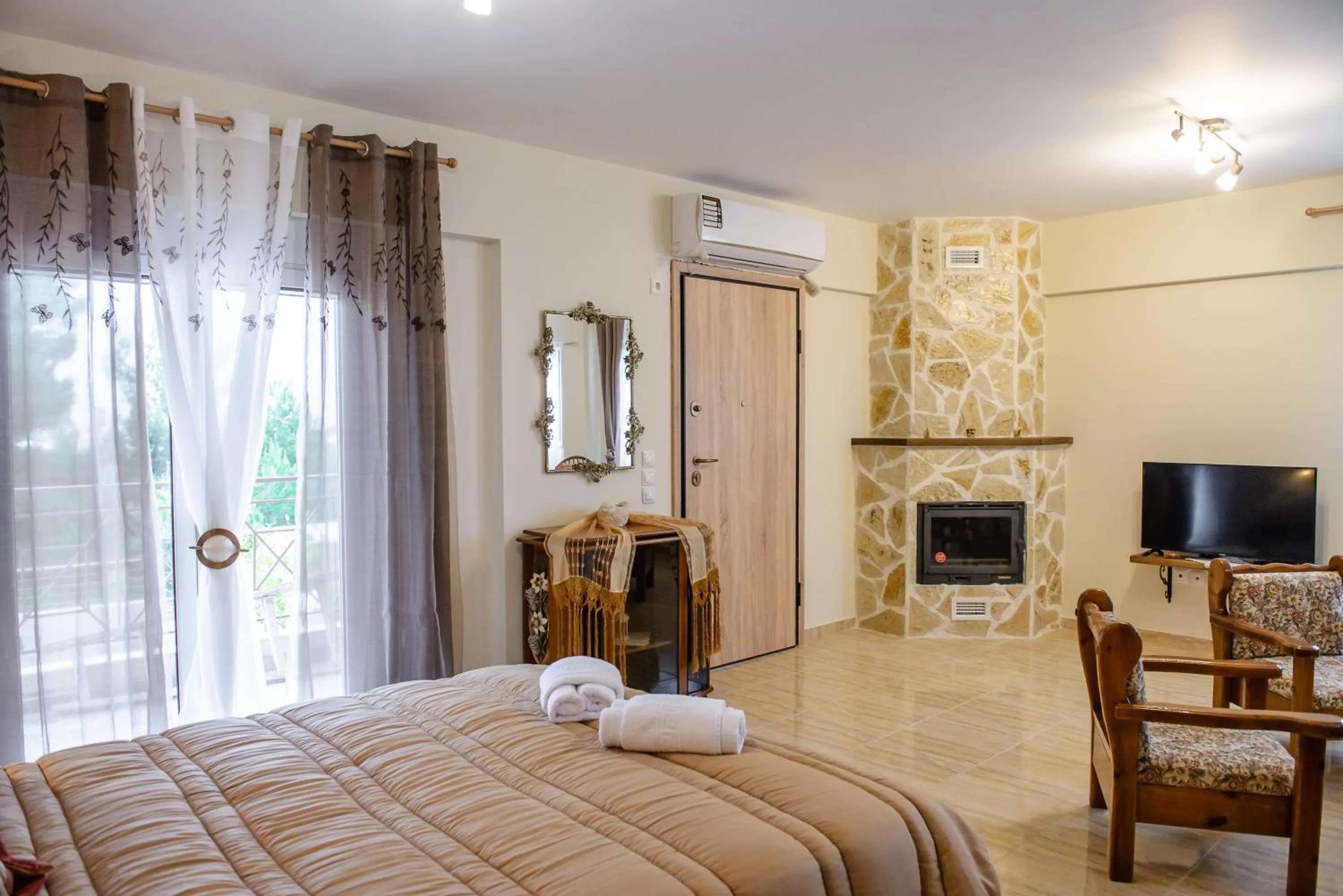 Photo of the whole room, Bed in Artemissoula near airport