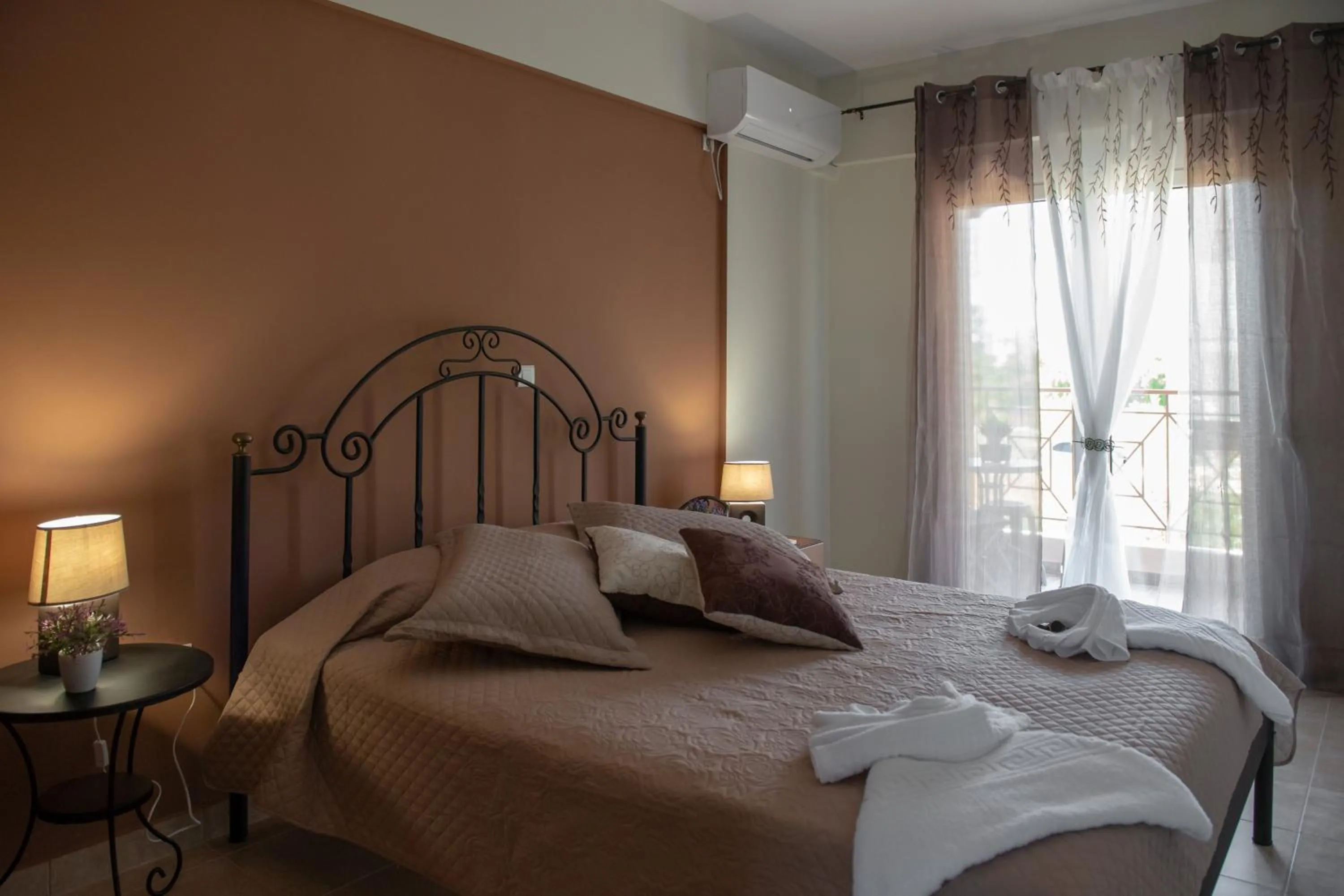 Photo of the whole room, Bed in Artemissoula near airport