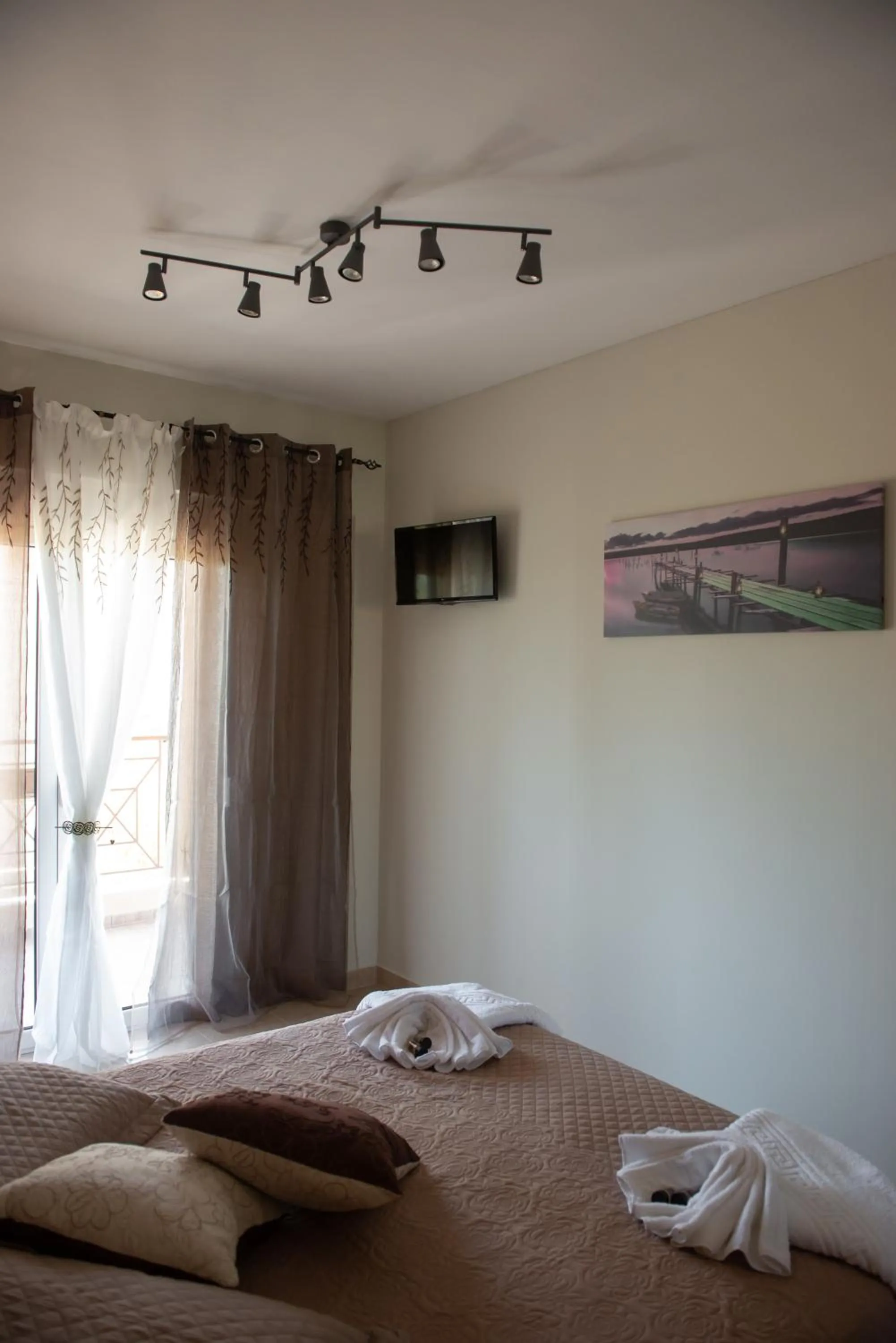 Photo of the whole room, Bed in Artemissoula near airport