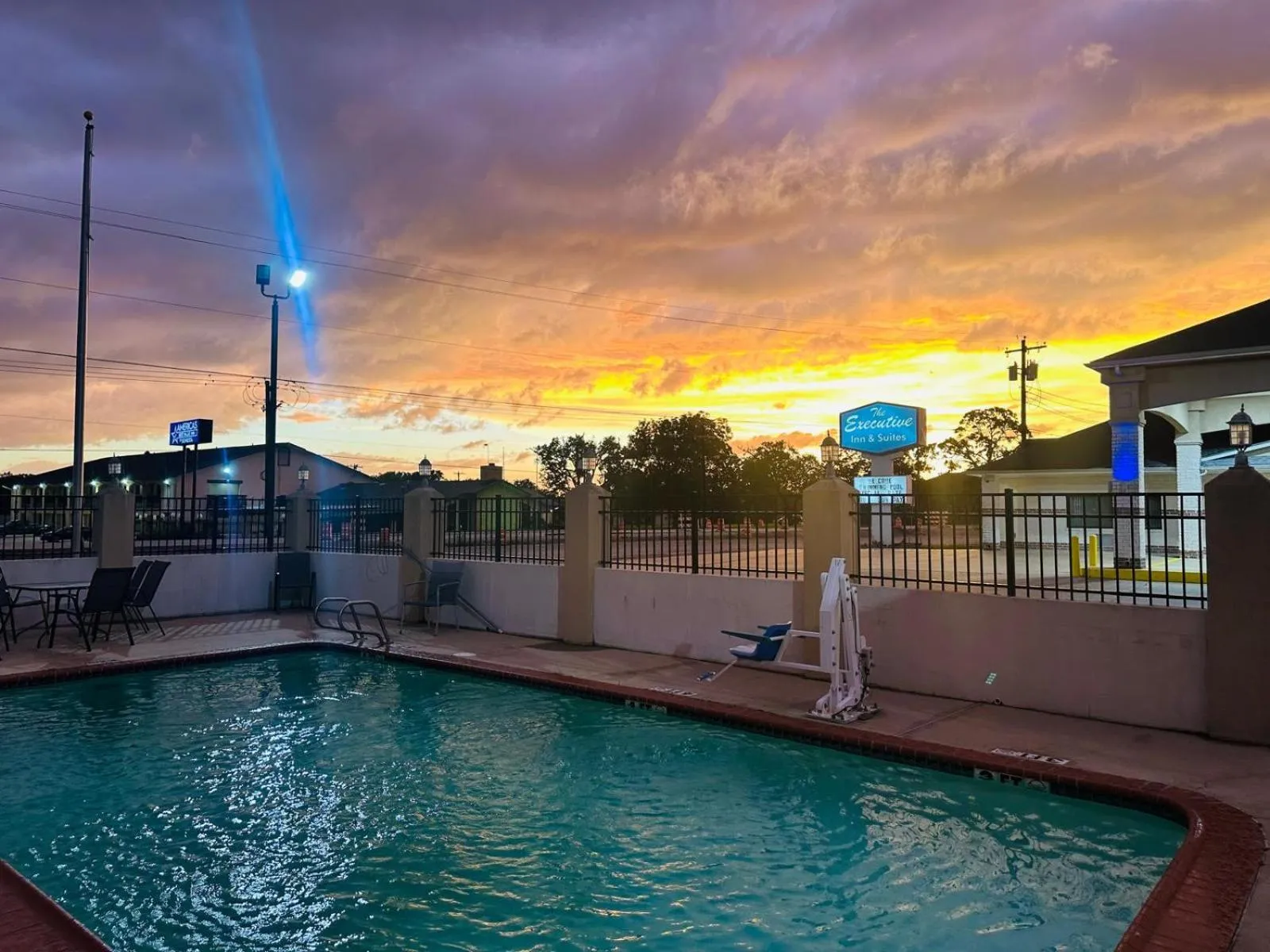 Swimming pool in Executive Inn & Suites West Columbia