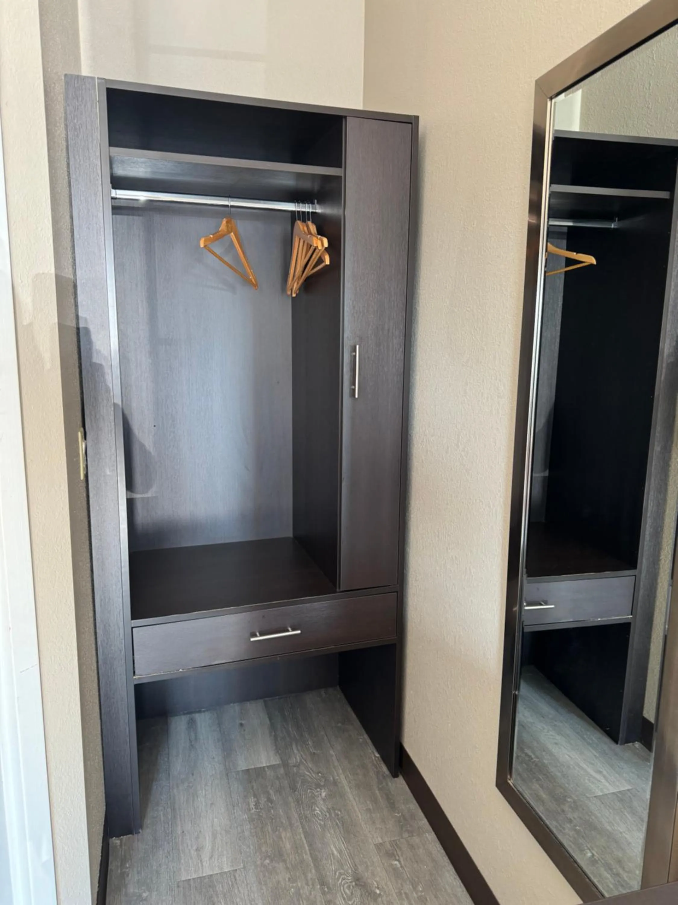 wardrobe in Scottish Inns Ronks