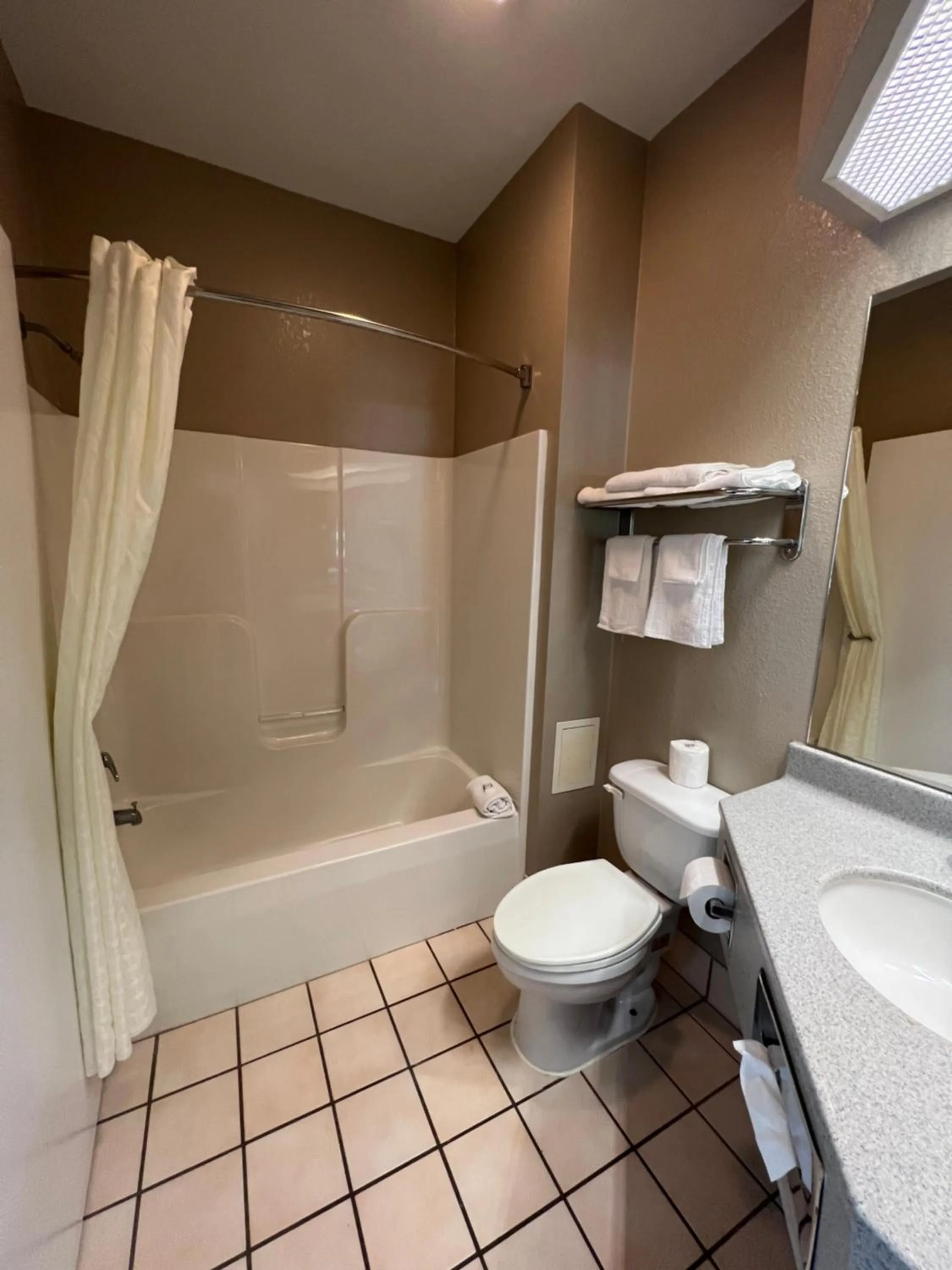 Shower in Scottish Inns Ronks