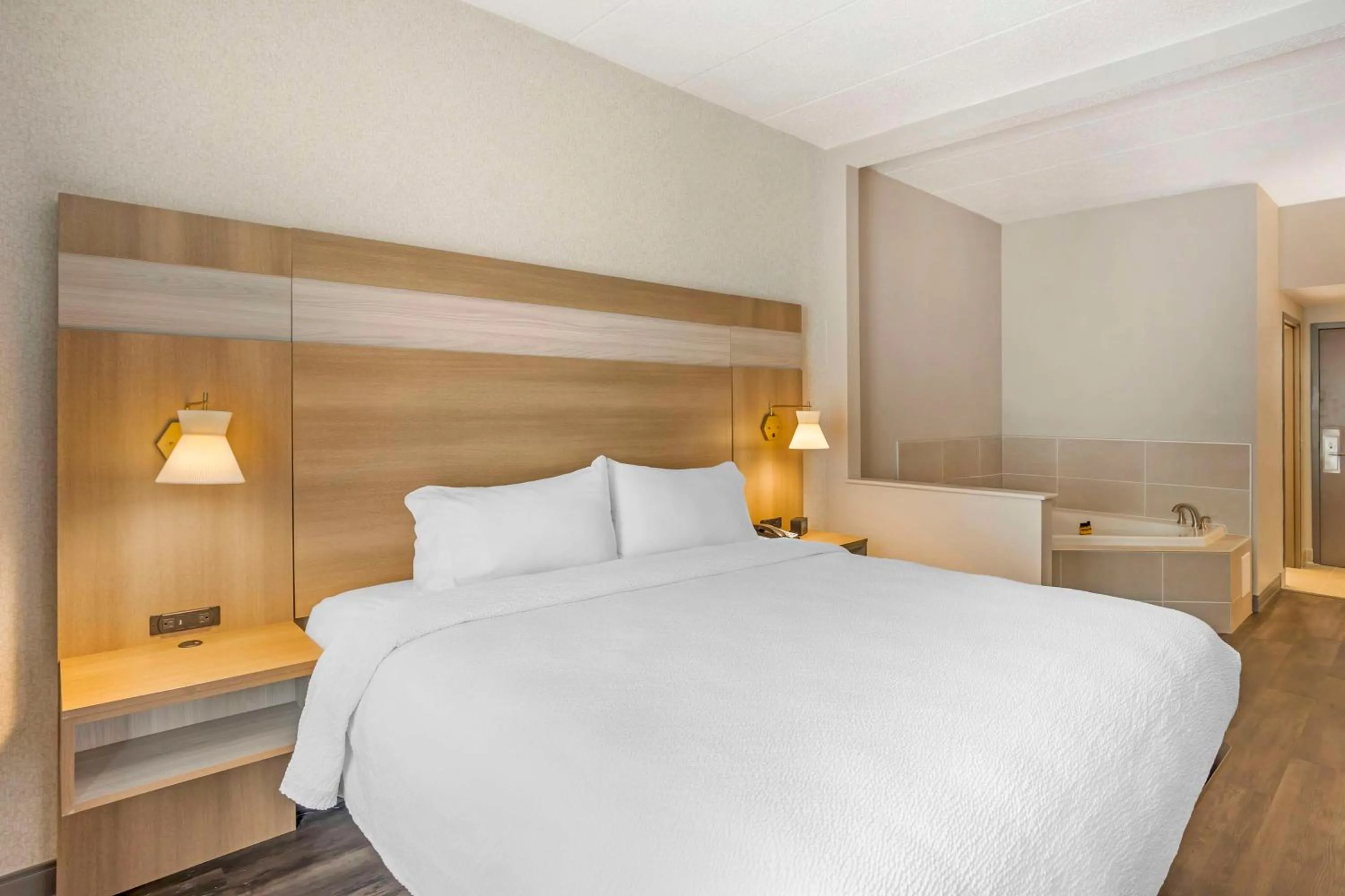 Bedroom, Bed in Best Western Plus Heritage Rail Inn & Suites