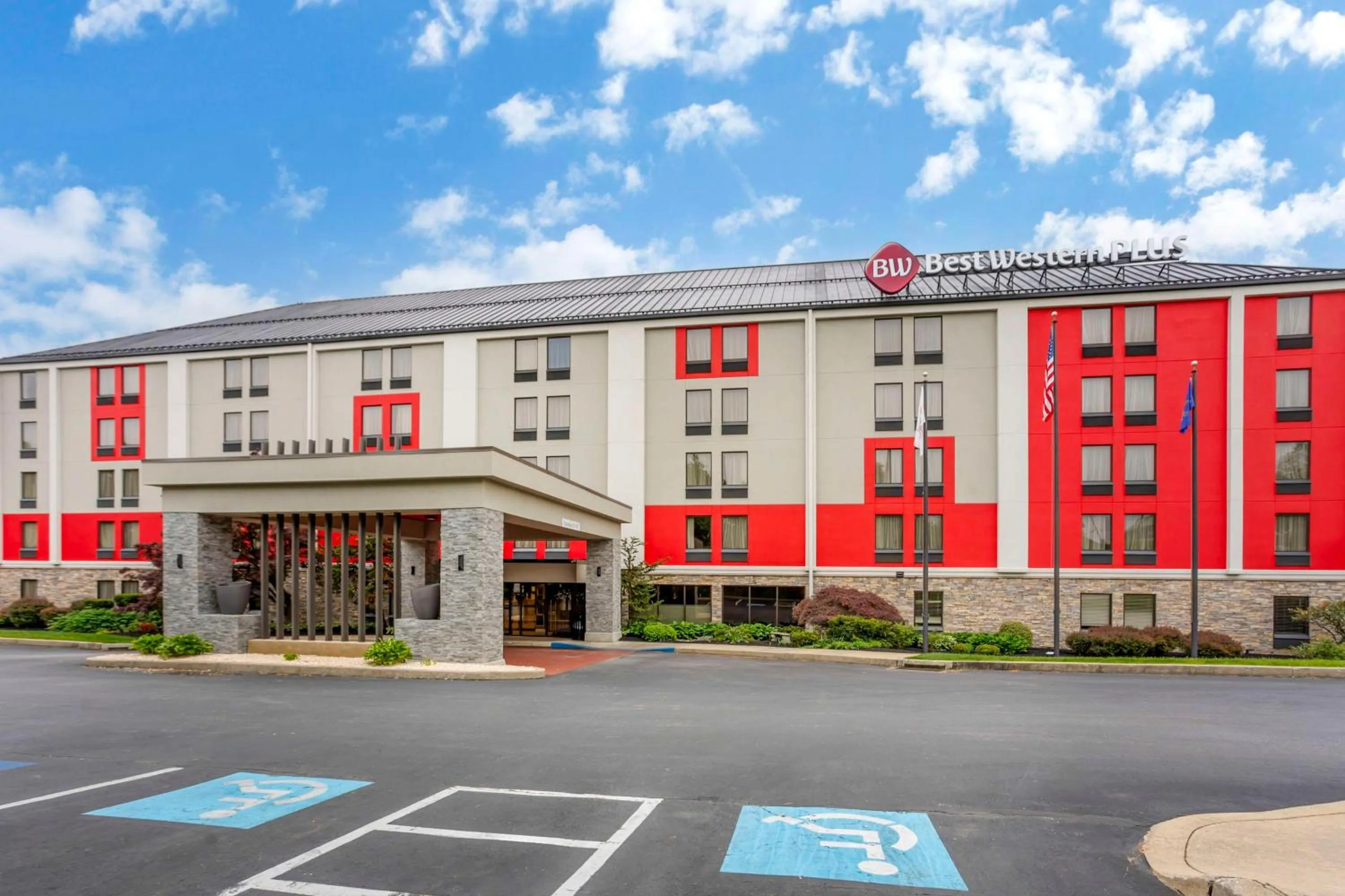 Property building in Best Western Plus Heritage Rail Inn & Suites