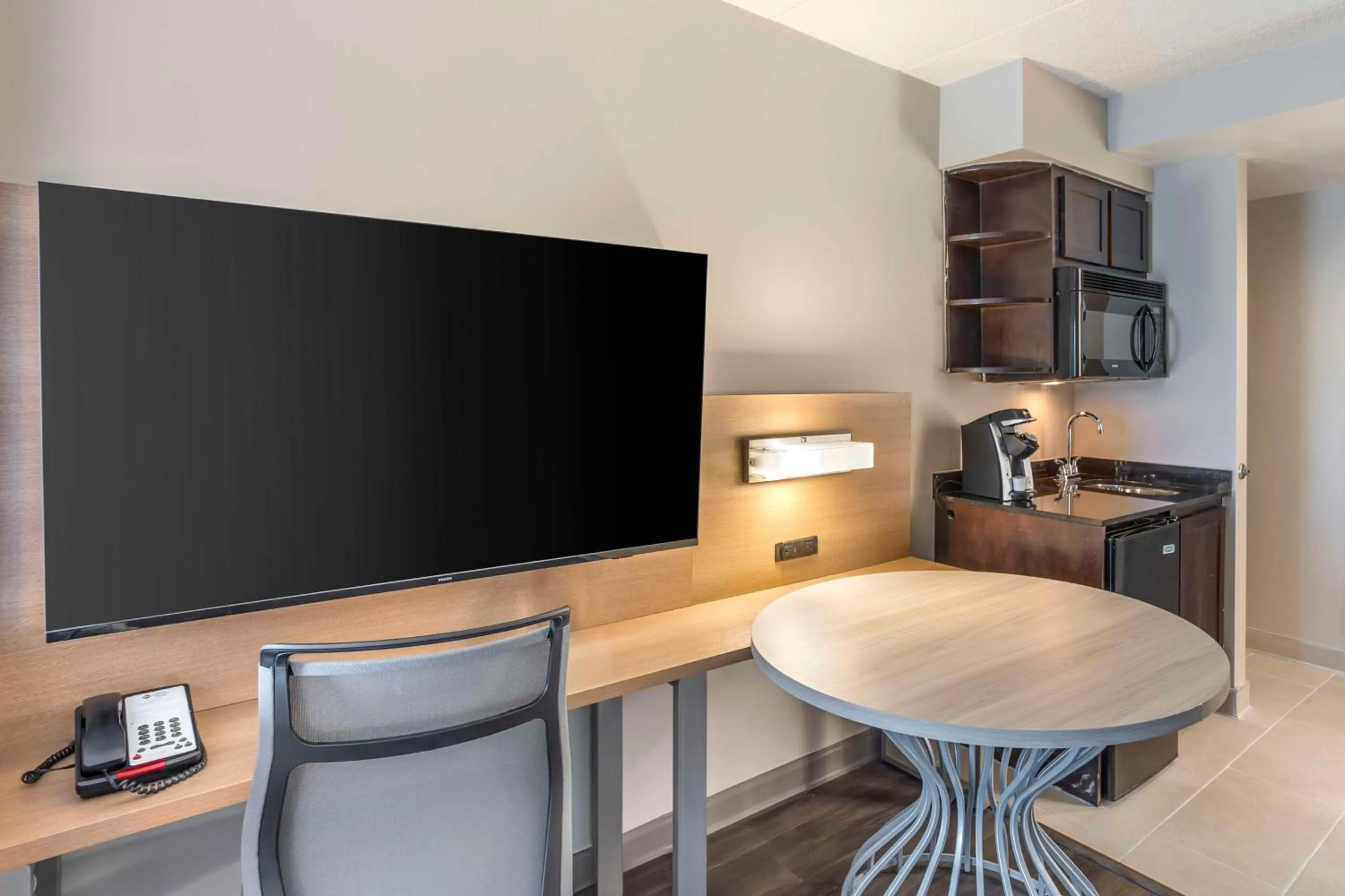 Bedroom in Best Western Plus Heritage Rail Inn & Suites