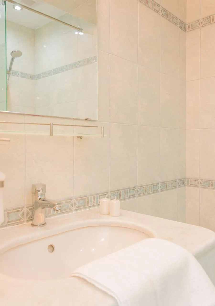 Bathroom in Family Hotel Belle Epoque Beach