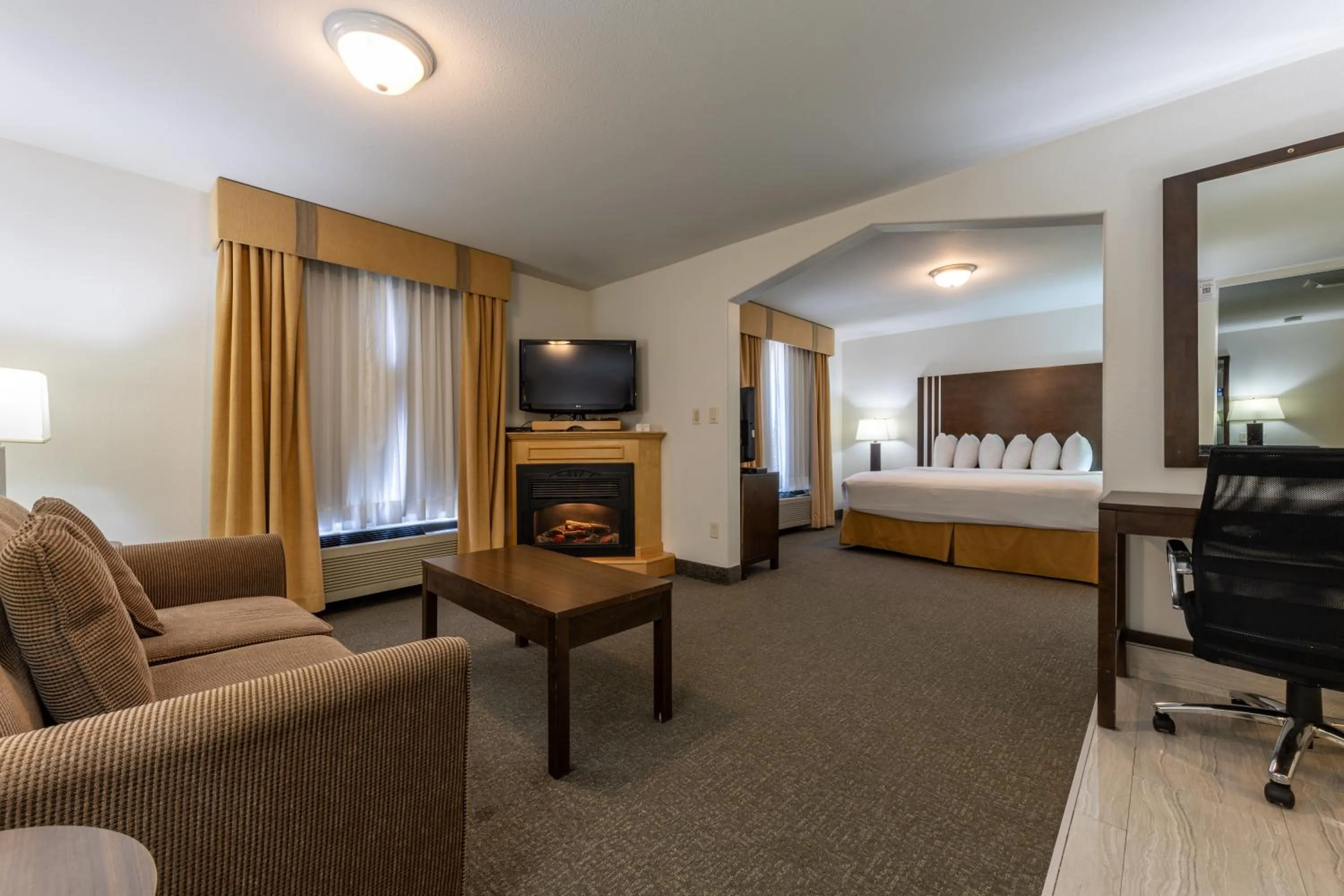 Bedroom, Bed in Ramada Golden