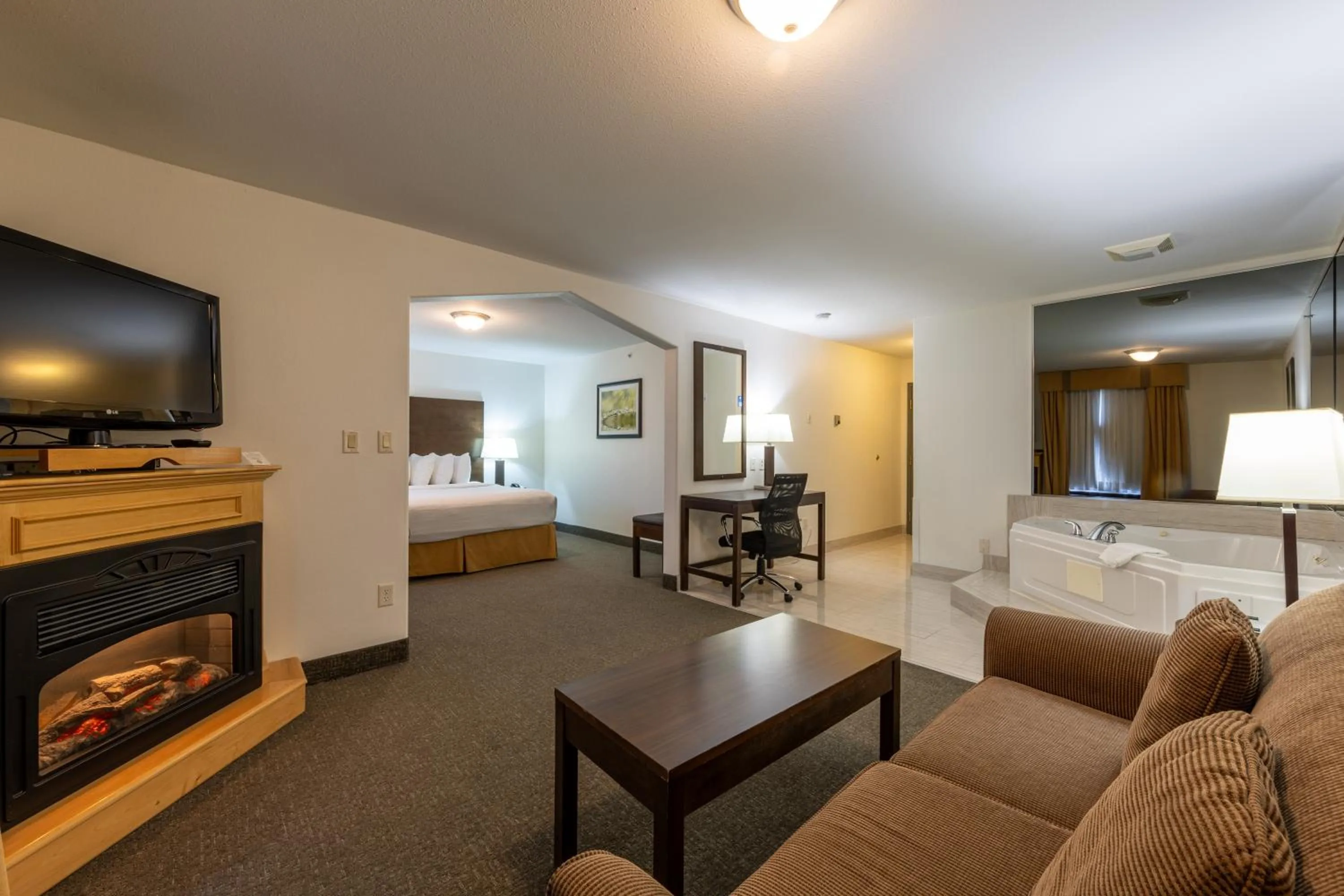 Hot Tub, Bed in Ramada Golden