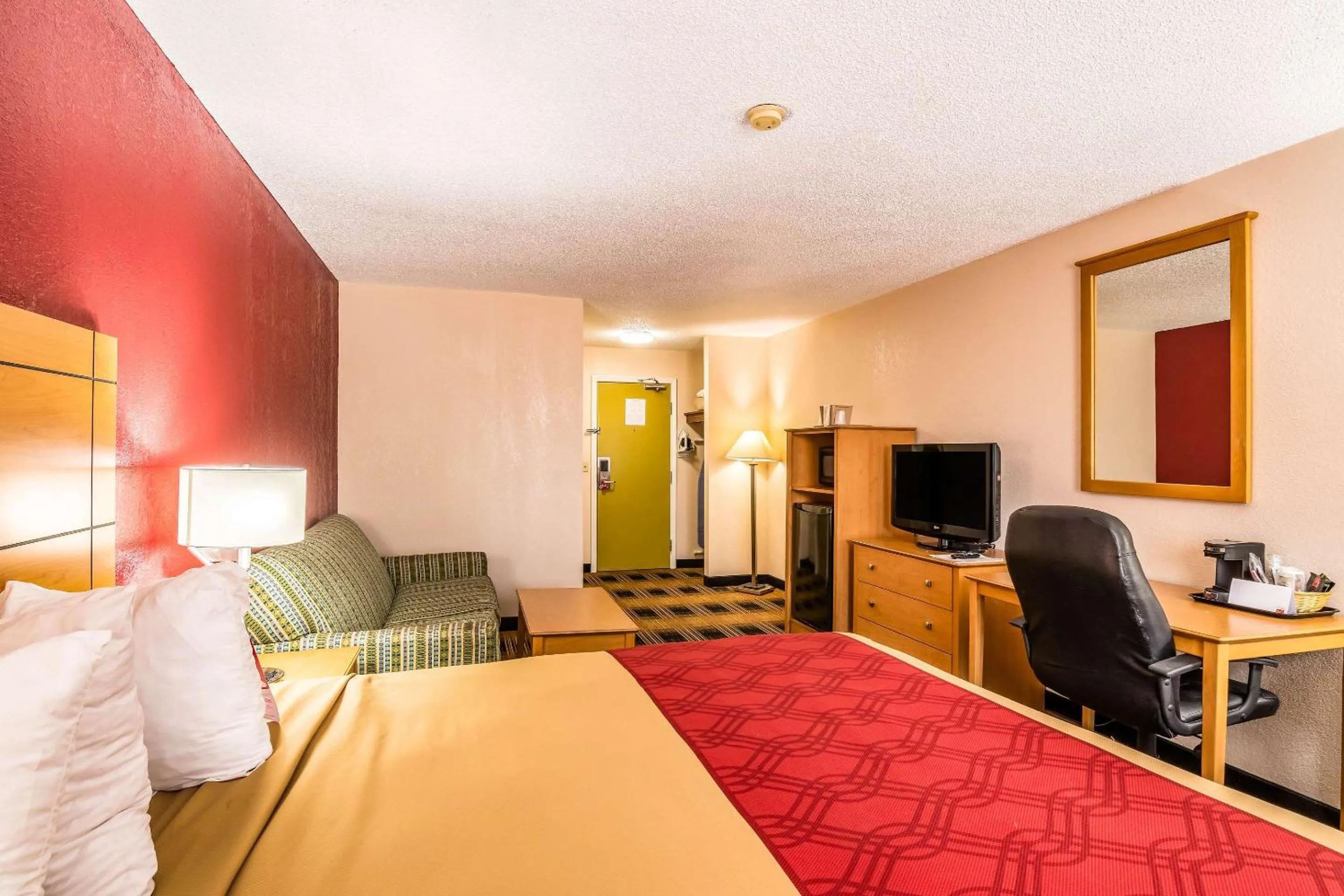 Bedroom, Bed in Econo Lodge Topeka at Wanamaker