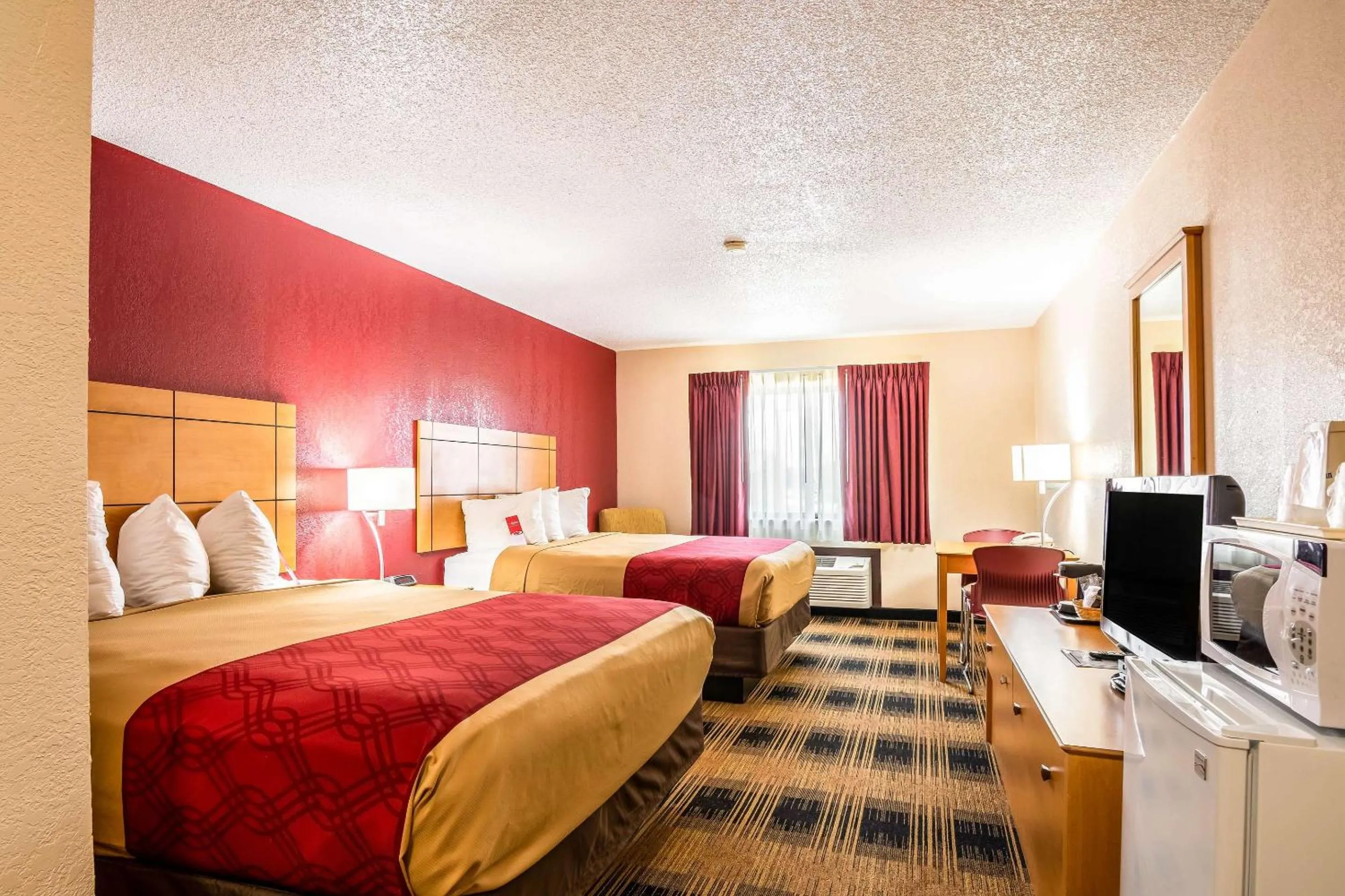 Bedroom, Bed in Econo Lodge Topeka at Wanamaker