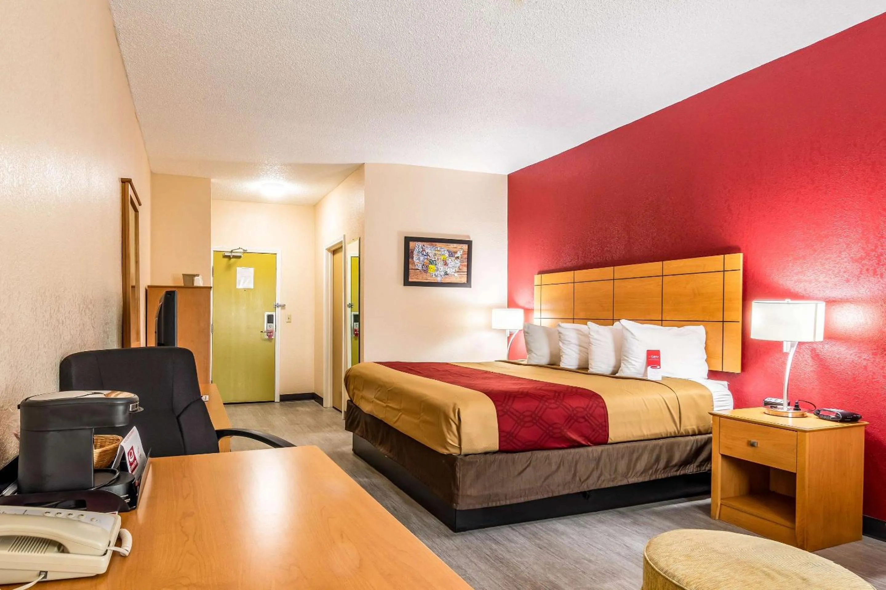 Bedroom, Bed in Econo Lodge Topeka at Wanamaker