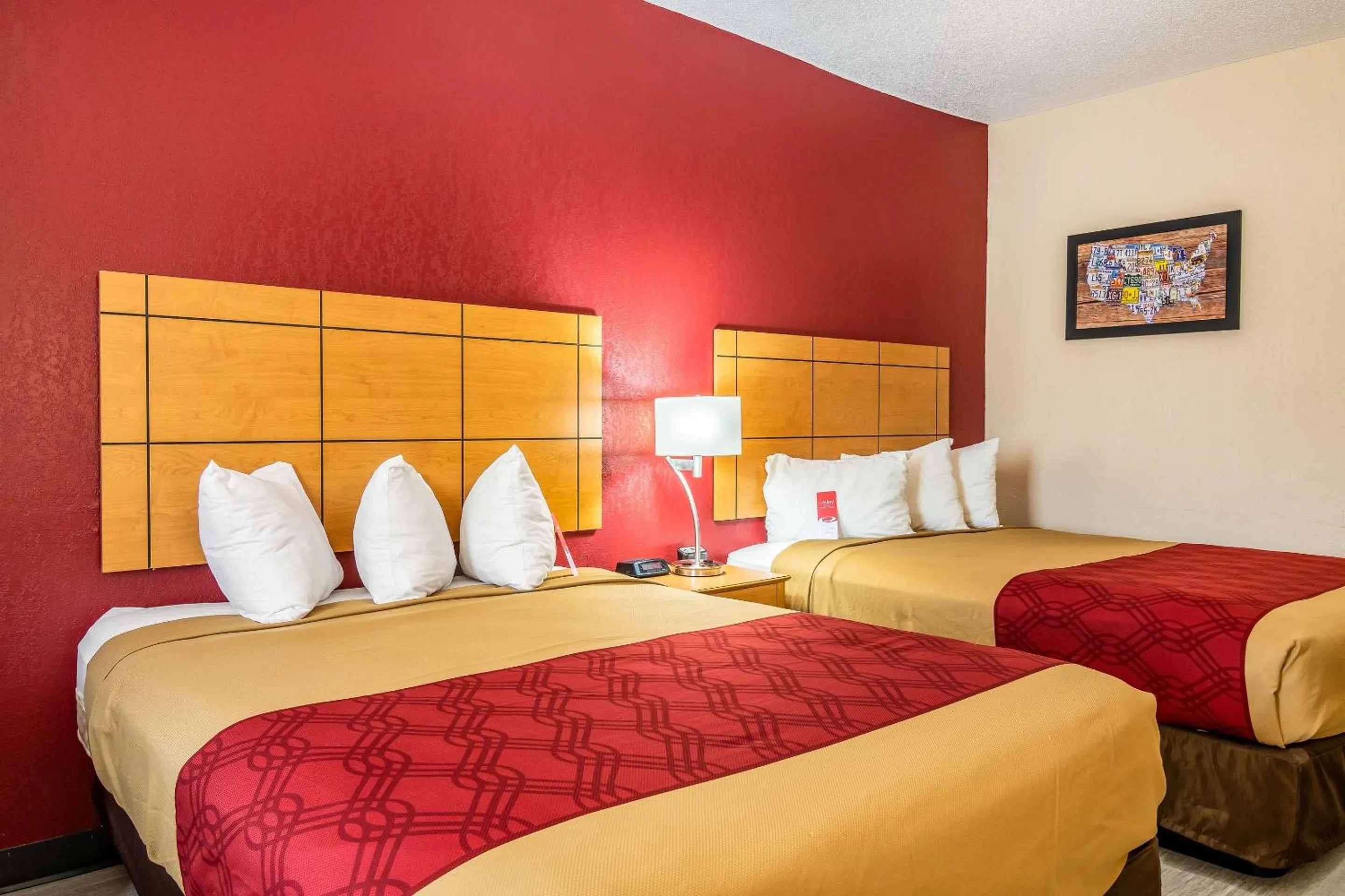 Bedroom, Bed in Econo Lodge Topeka at Wanamaker