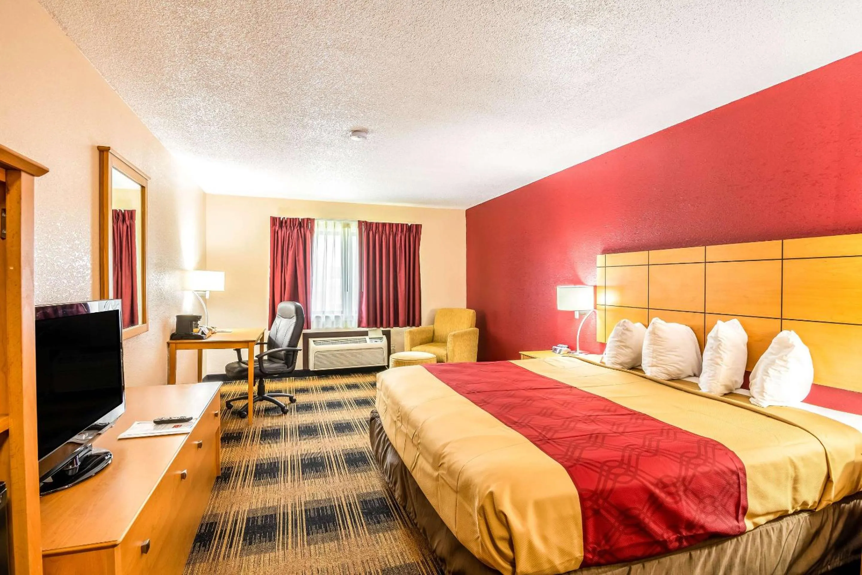 Bedroom, Bed in Econo Lodge Topeka at Wanamaker