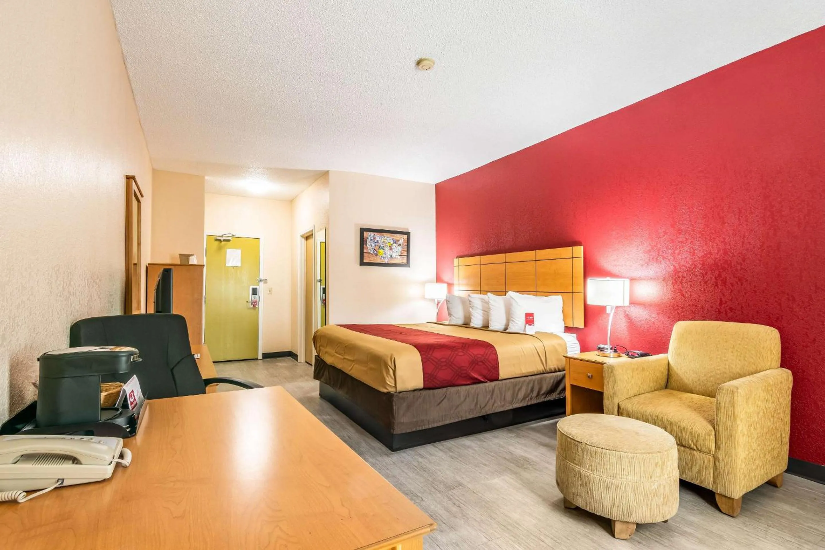 Bedroom, Bed in Econo Lodge Topeka at Wanamaker