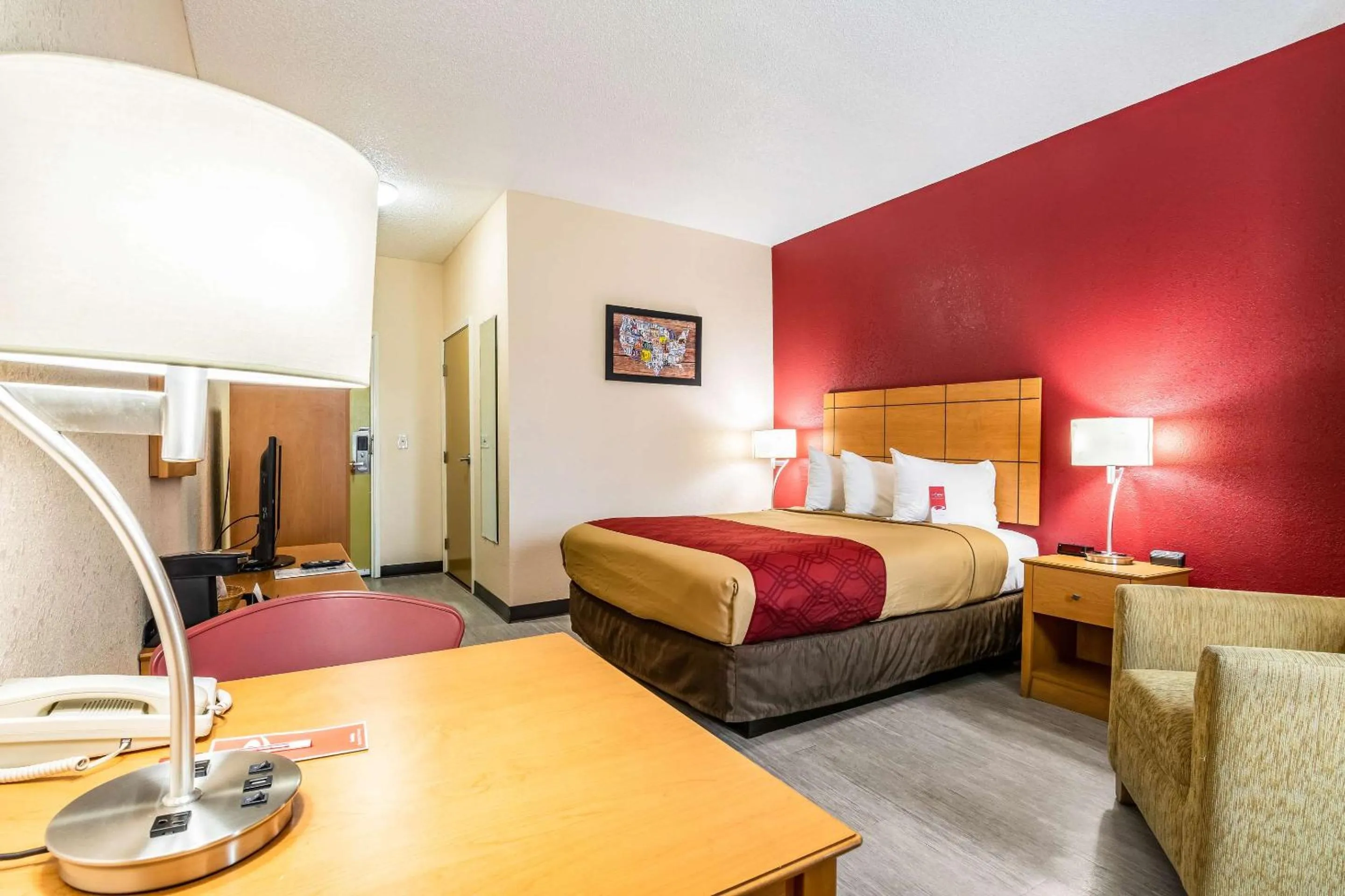 Bedroom, Bed in Econo Lodge Topeka at Wanamaker