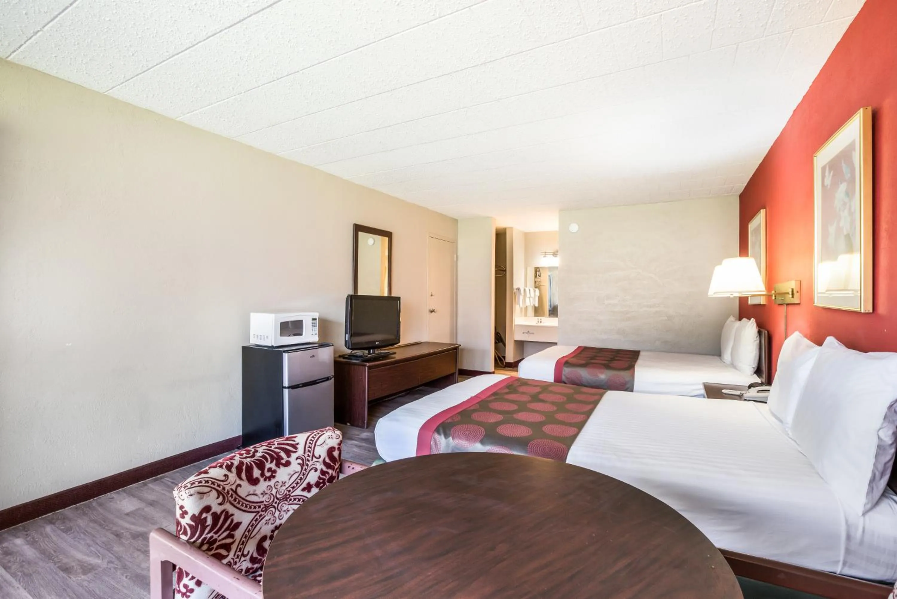 Photo of the whole room, Bed in Red Carpet Inn & Suites