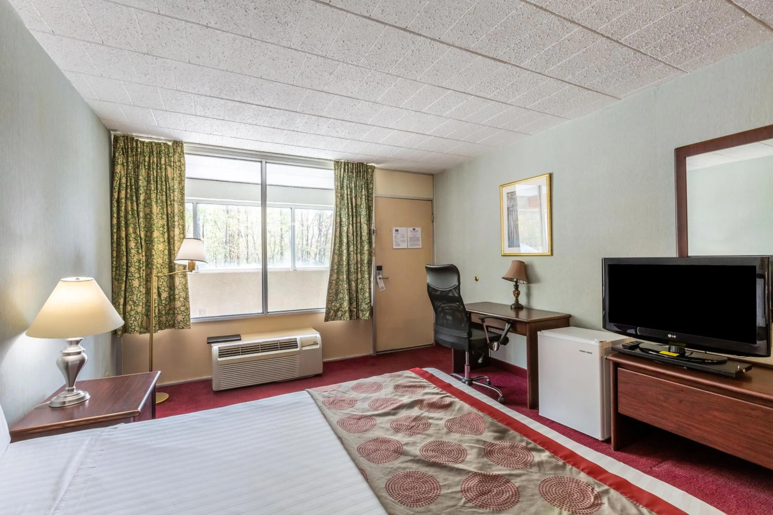 Photo of the whole room, Bed in Red Carpet Inn & Suites