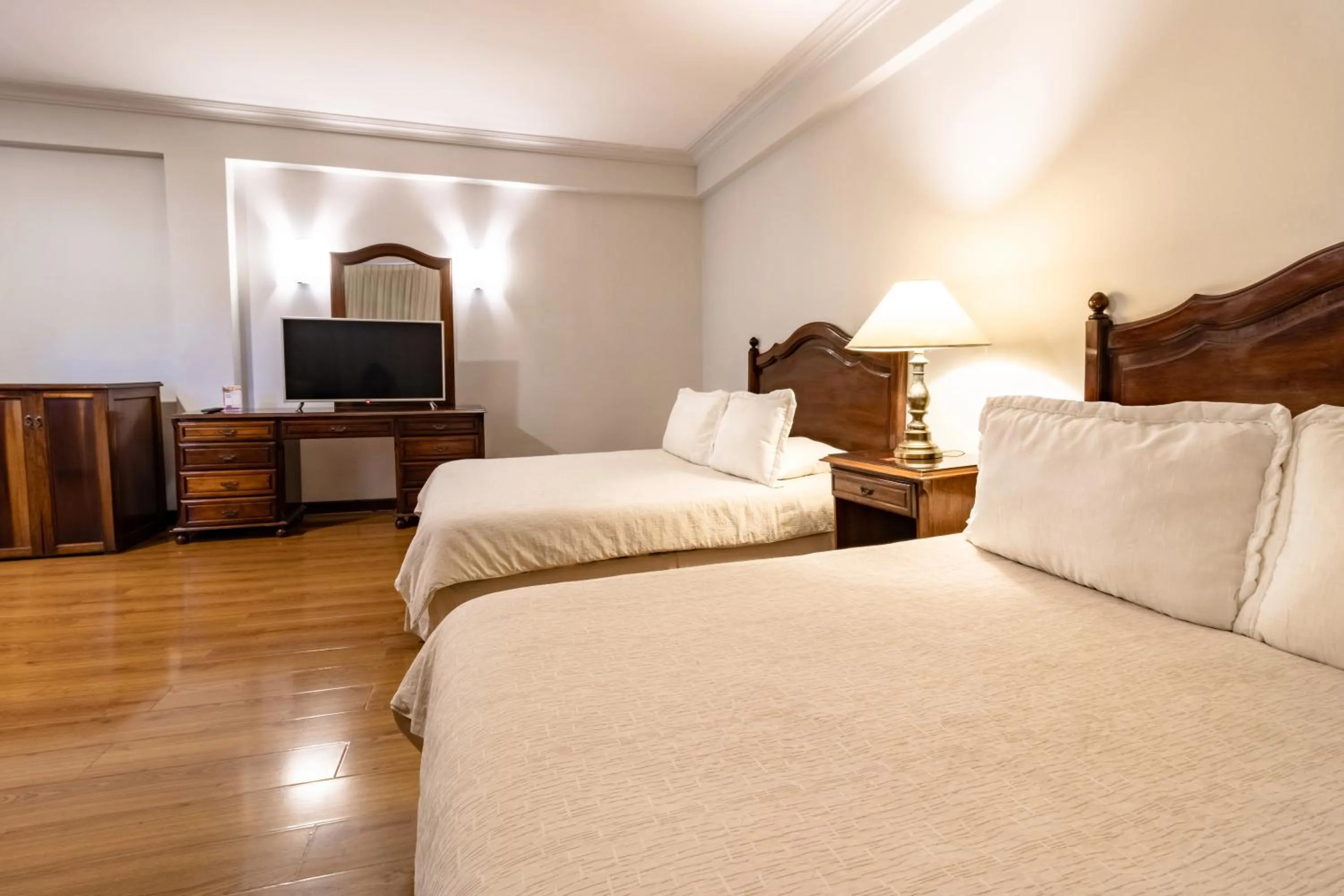 Photo of the whole room, Bed in El Rey Palace Hotel