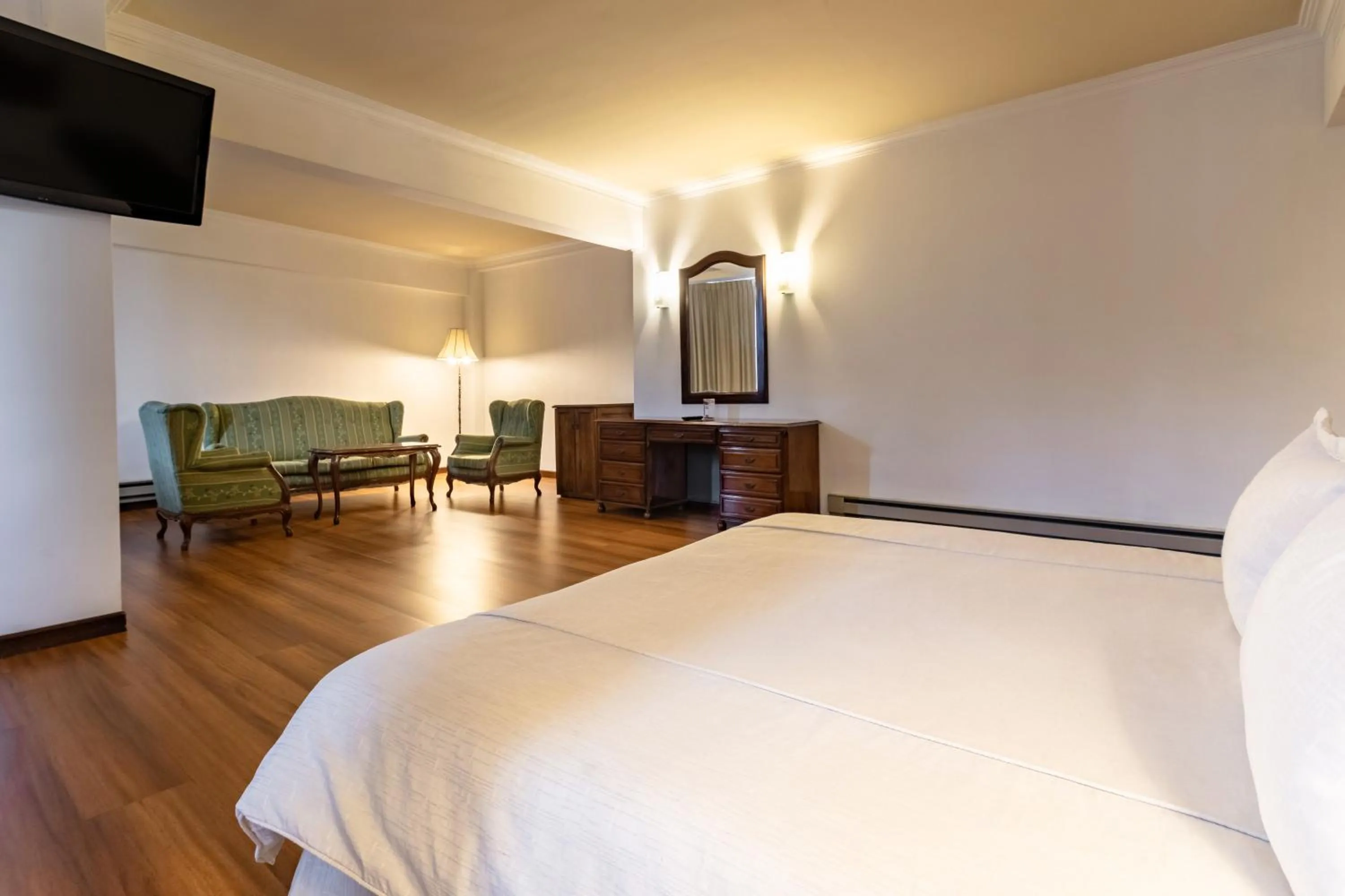 Photo of the whole room, Bed in El Rey Palace Hotel