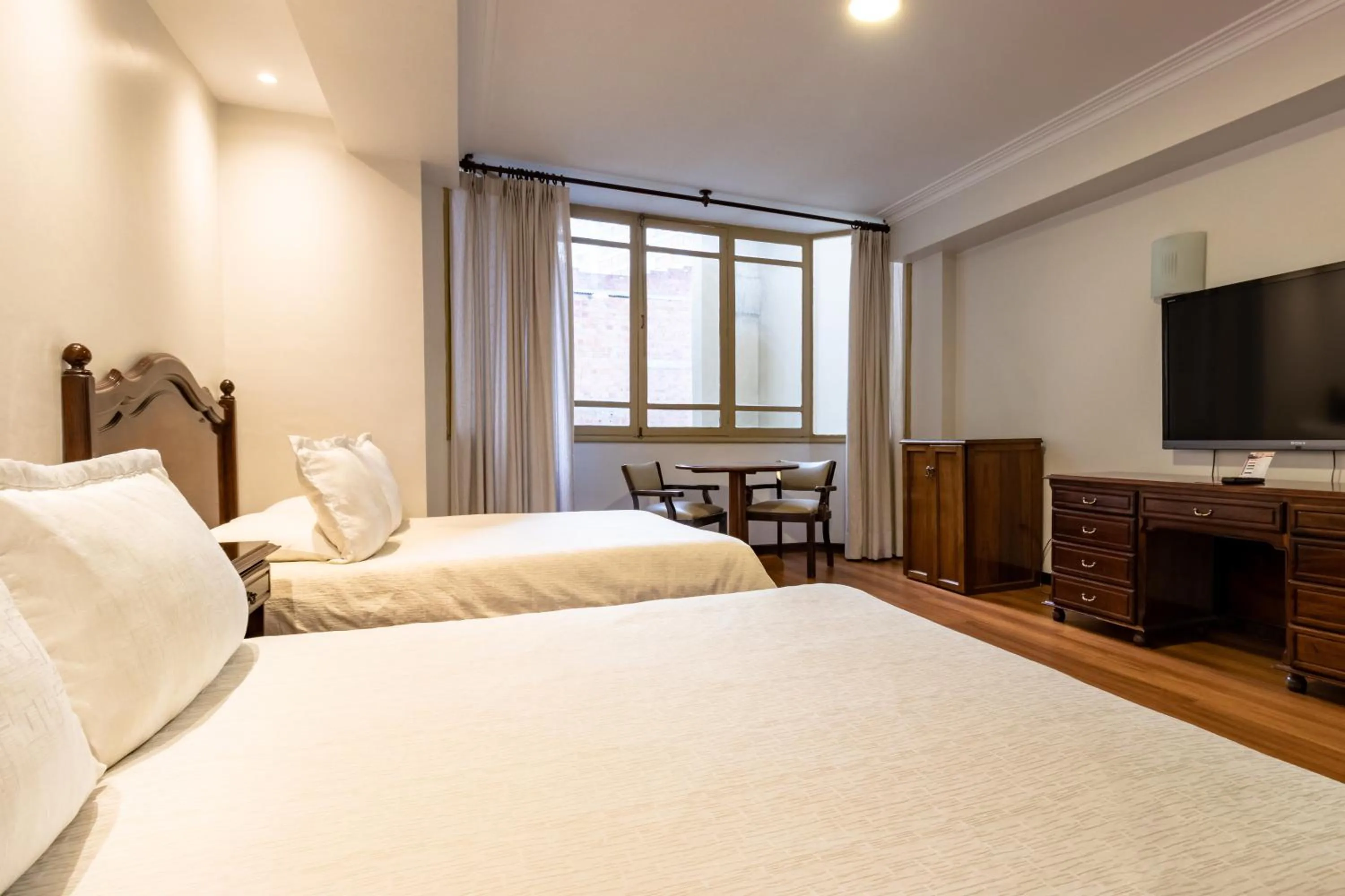 Bedroom, Bed in El Rey Palace Hotel