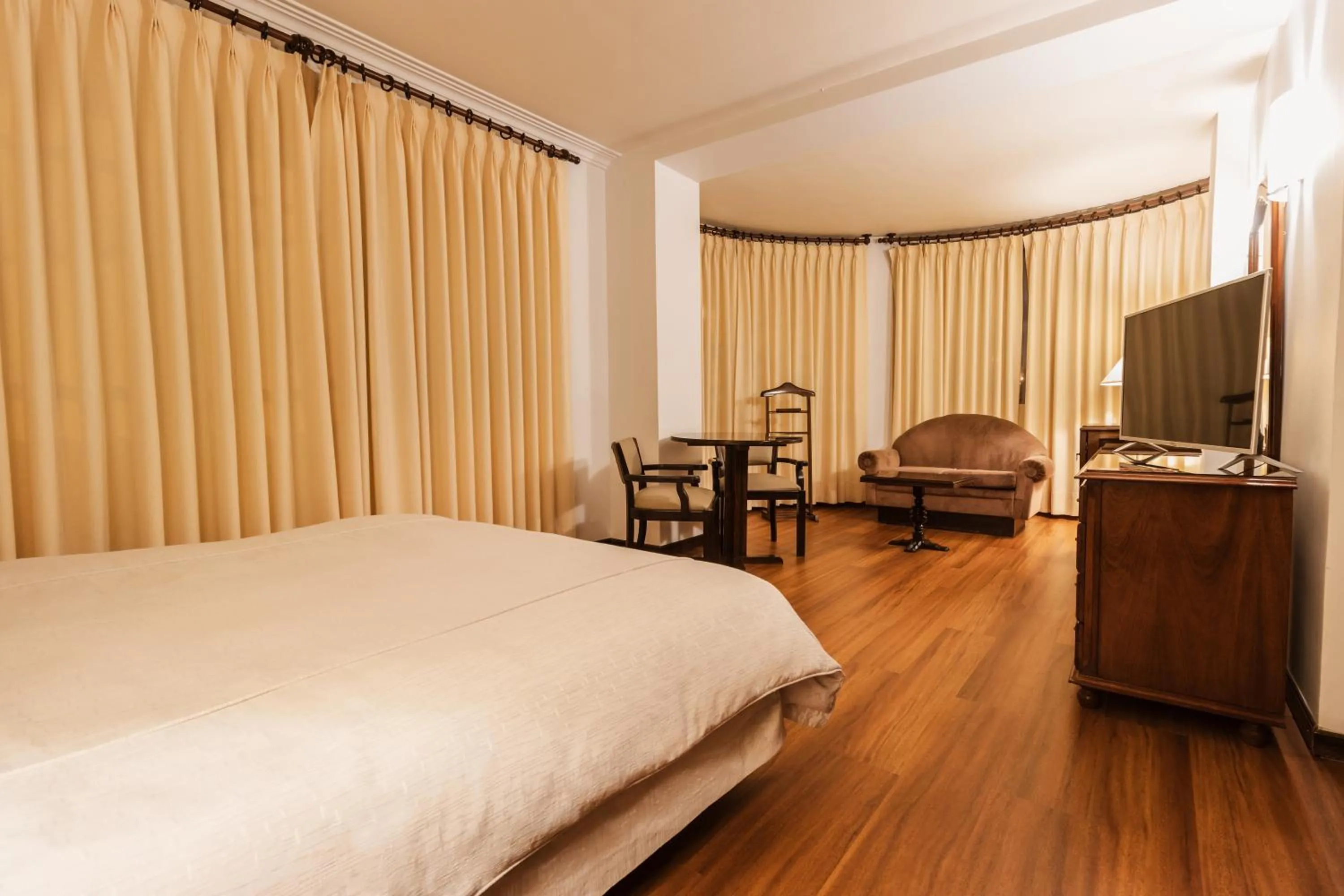 Photo of the whole room, Bed in El Rey Palace Hotel