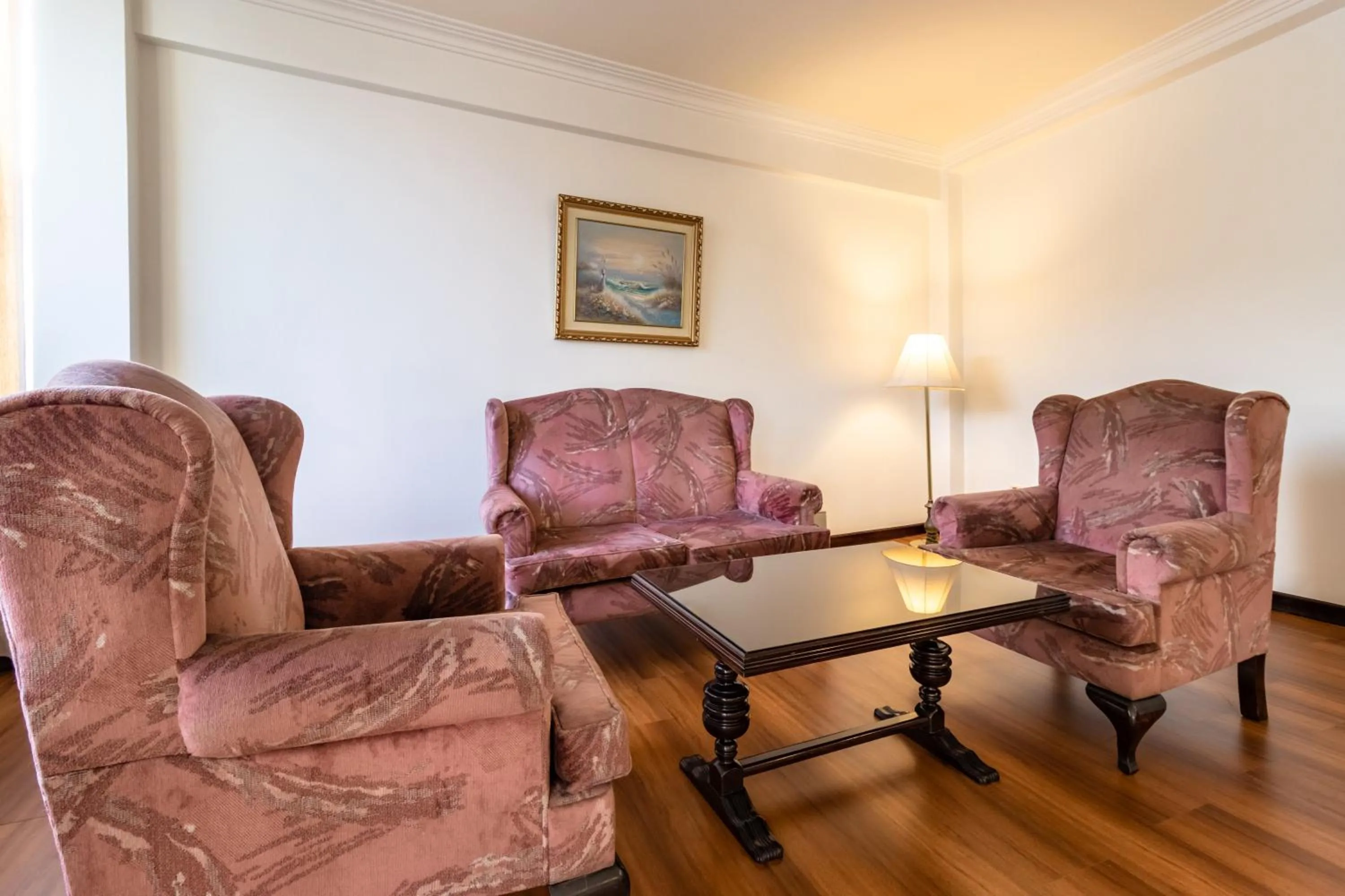 Living room in El Rey Palace Hotel