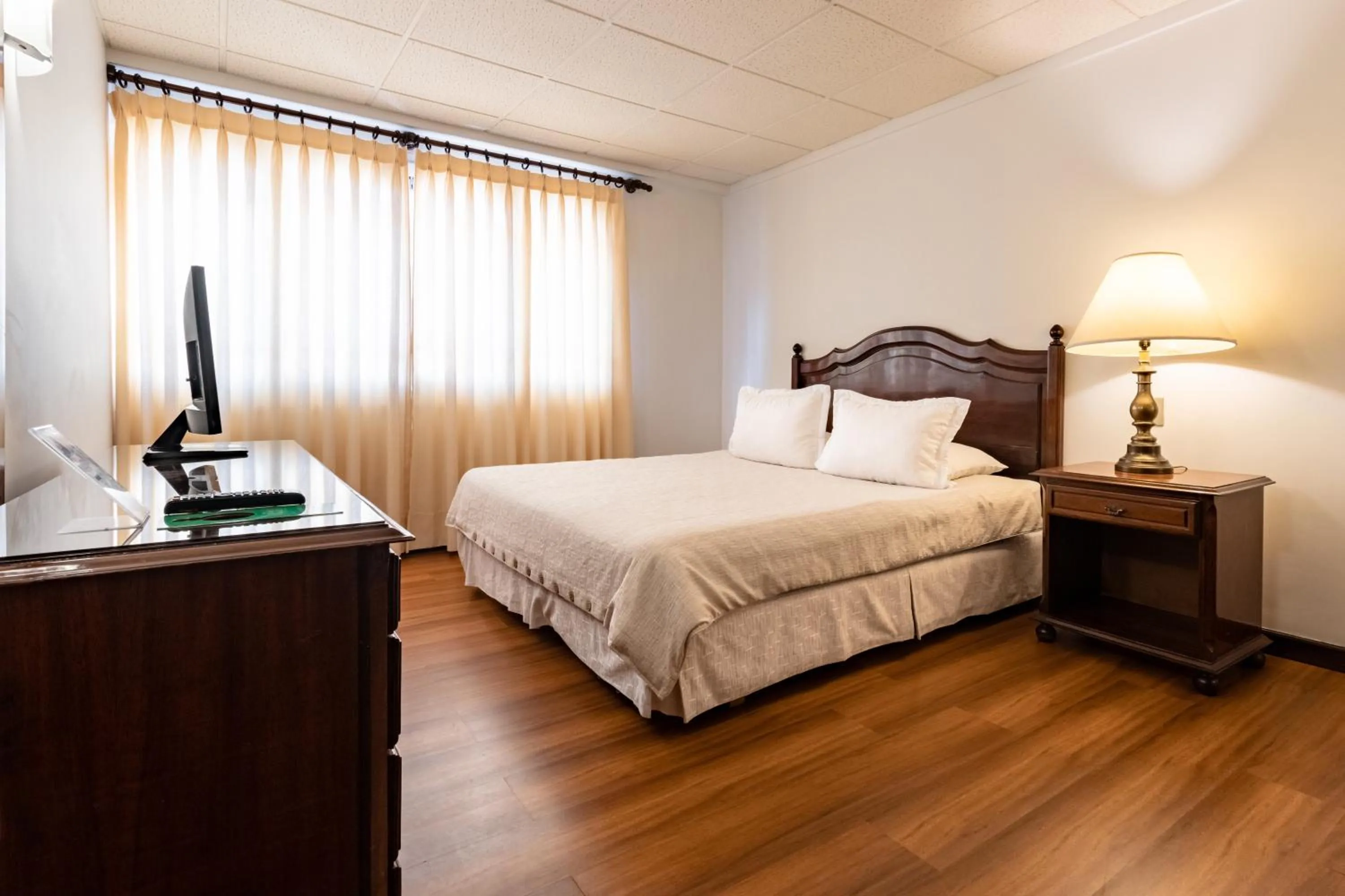 Photo of the whole room, Bed in El Rey Palace Hotel